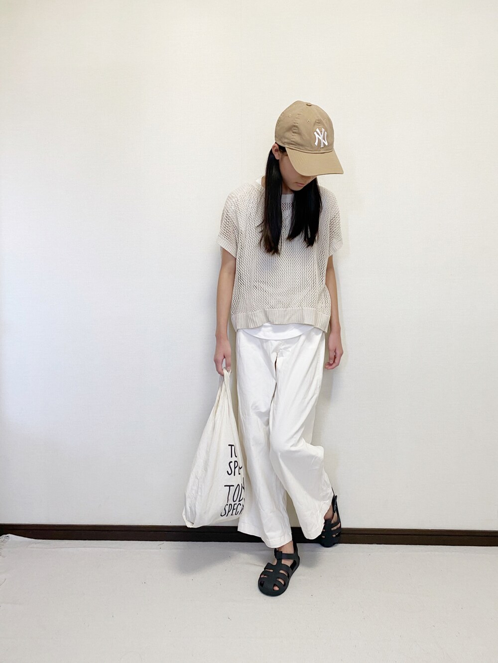 「夏コーデ、ワントーンコーデ、メッシュ、レイヤードスタイル、ホワイトパンツ、キャップ、NEW ERA、カジュアルコーデ、グルカサンダル、トートバッグ」｜「しまむらのアイテム（ベスト、ベージュ系）」を使った、yuuu_soooさん（キッズ・153cm）の夏コーディネートの2枚目の写真