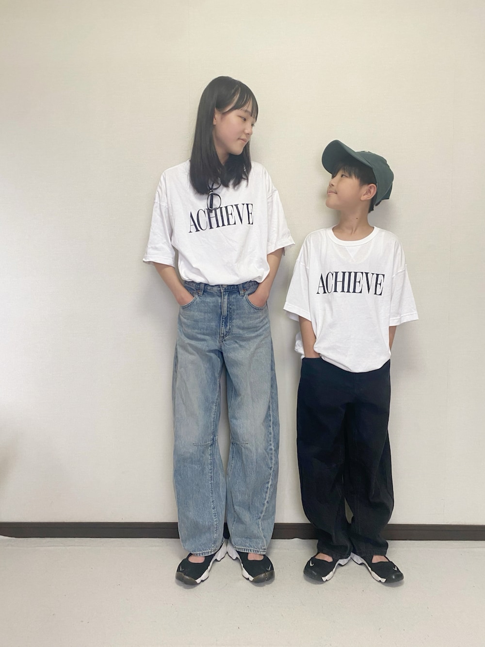 「ロゴT、プチプラ、GU、カジュアル、バレルレッグジーンズ、エアリフト、白Tシャツ、デニム、キャップ、シンプルコーデ、リンクコーデ、姉弟」｜「GUのアイテム（トップス、ホワイト系）」を使った、yuuu_soooさん（キッズ・155cm）の夏コーディネートの2枚目の写真