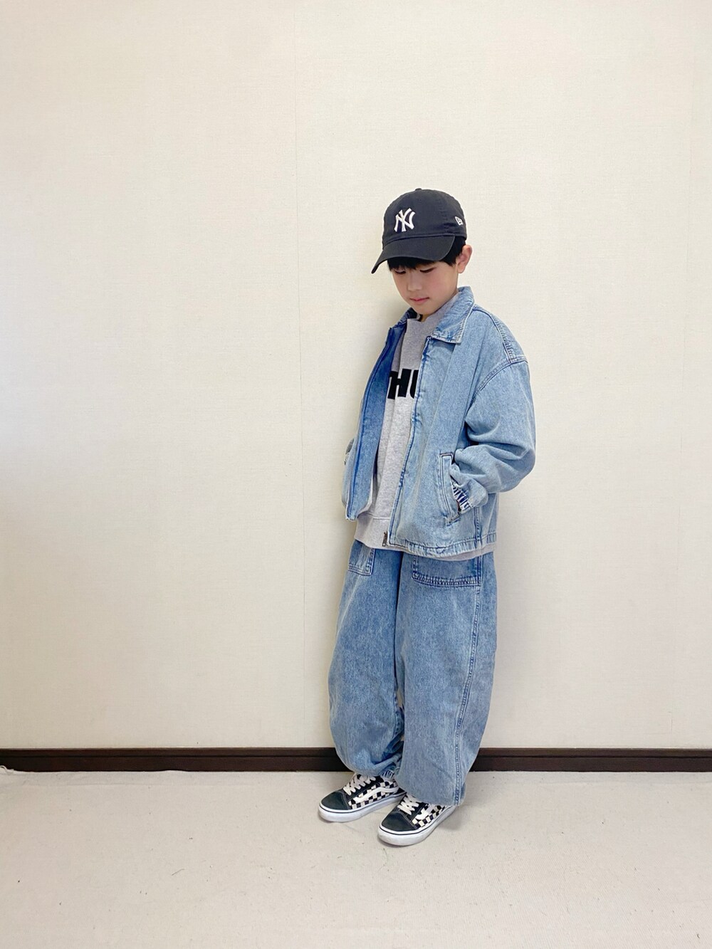 「きれいめカジュアル、デニデニ、セットアップ、GU、プチプラ、デニムジャケット、デニムパンツ、VANS、NEW ERA、カジュアル、小学生、男の子、キッズコーデ、スウェット」｜「LOWRYS FARMのＵＳＡドルマンウラケ　 134380（スウェット、グレー系）」を使った、yuuu_soooさん（キッズ・160cm）の冬コーディネートの2枚目の写真