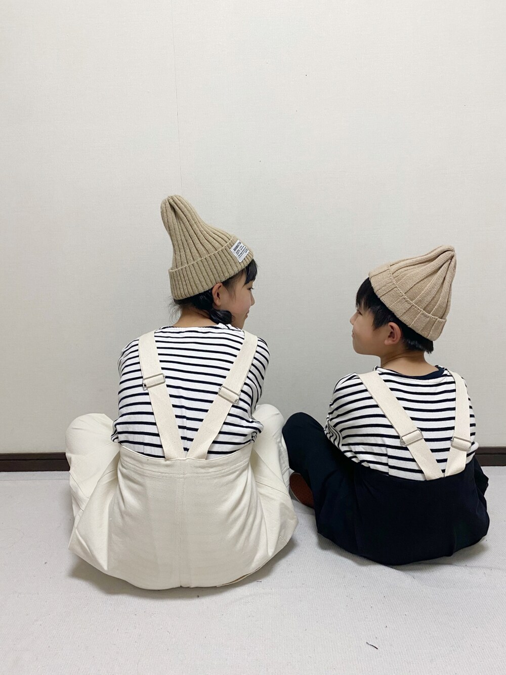 「秋ルック紹介するよ、秋服、ニット、ボーダー、VANS、リンクコーデ、オーバーオール、サロペット、カジュアルコーデ、休日コーデ」｜「undeny.のアイテム（オールインワン・サロペット、ホワイト系）」を使った、yuuu_soooさん（キッズ・148cm）の秋コーディネートの2枚目の写真