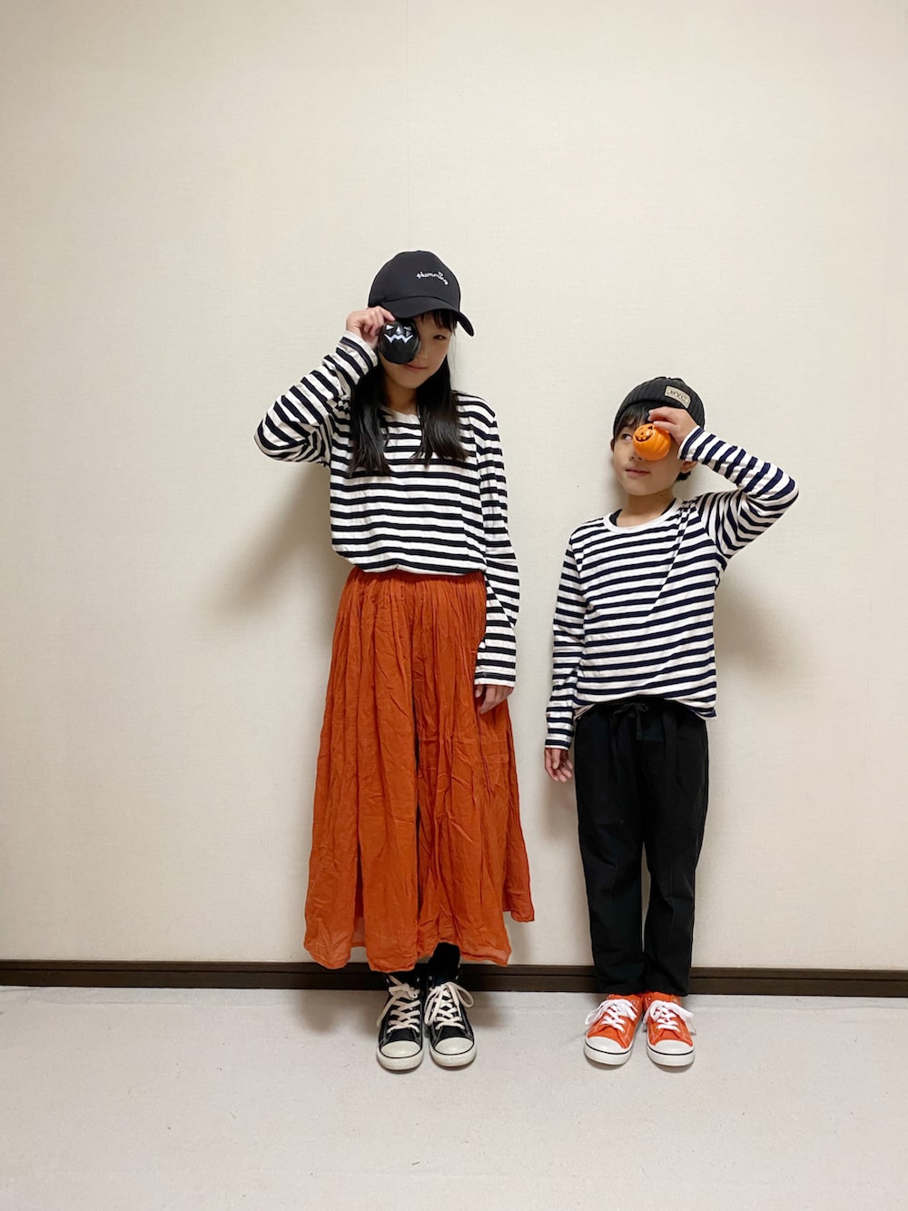 「WEARハロウィン2022、ハロウィンカラー、スニーカー、カジュアルコーデ、ボーダー、ハロウィン、キャップ、ニット帽、秋コーデ、オレンジ」｜「無印良品のアイテム（トップス、ホワイト系）」を使った、yuuu_soooさん（キッズ・148cm）の秋コーディネートの2枚目の写真