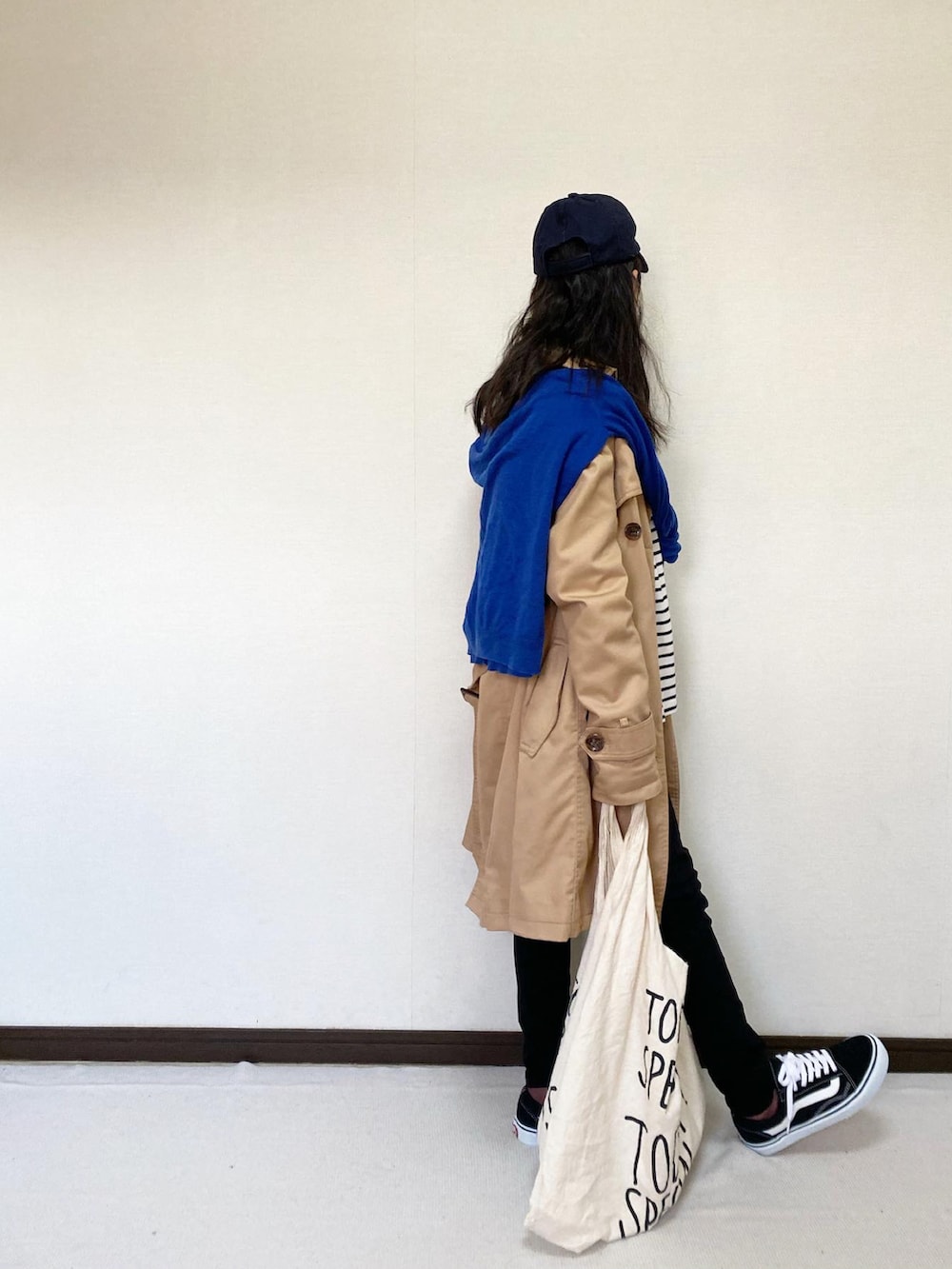 ブラック系のTシャツ/カットソー、ブルー系のトップス、ベージュ系のジャケット/アウターを着用したキッズの春コーディネートの2枚目の写真