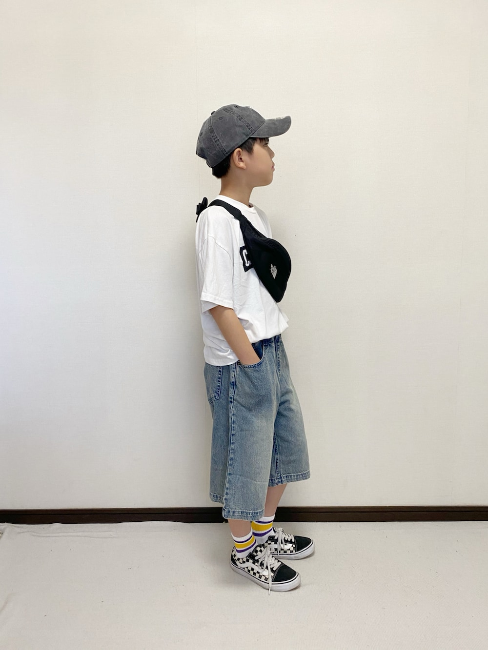 「夏ルックで気分アップ、デニム、ハーフパンツ、ラインソックス、キャップ、NEW ERA、VANS、THE NORTH FACE、ボディバッグ、夏コーデ、小学生、男の子、ロゴT」｜「LEPSIMの【NEW ERA】ウォッシュ加工キャップ　136173（キャップ、ブラック系）」を使った、yuuu_soooさん（キッズ・160cm）の夏コーディネートの2枚目の写真