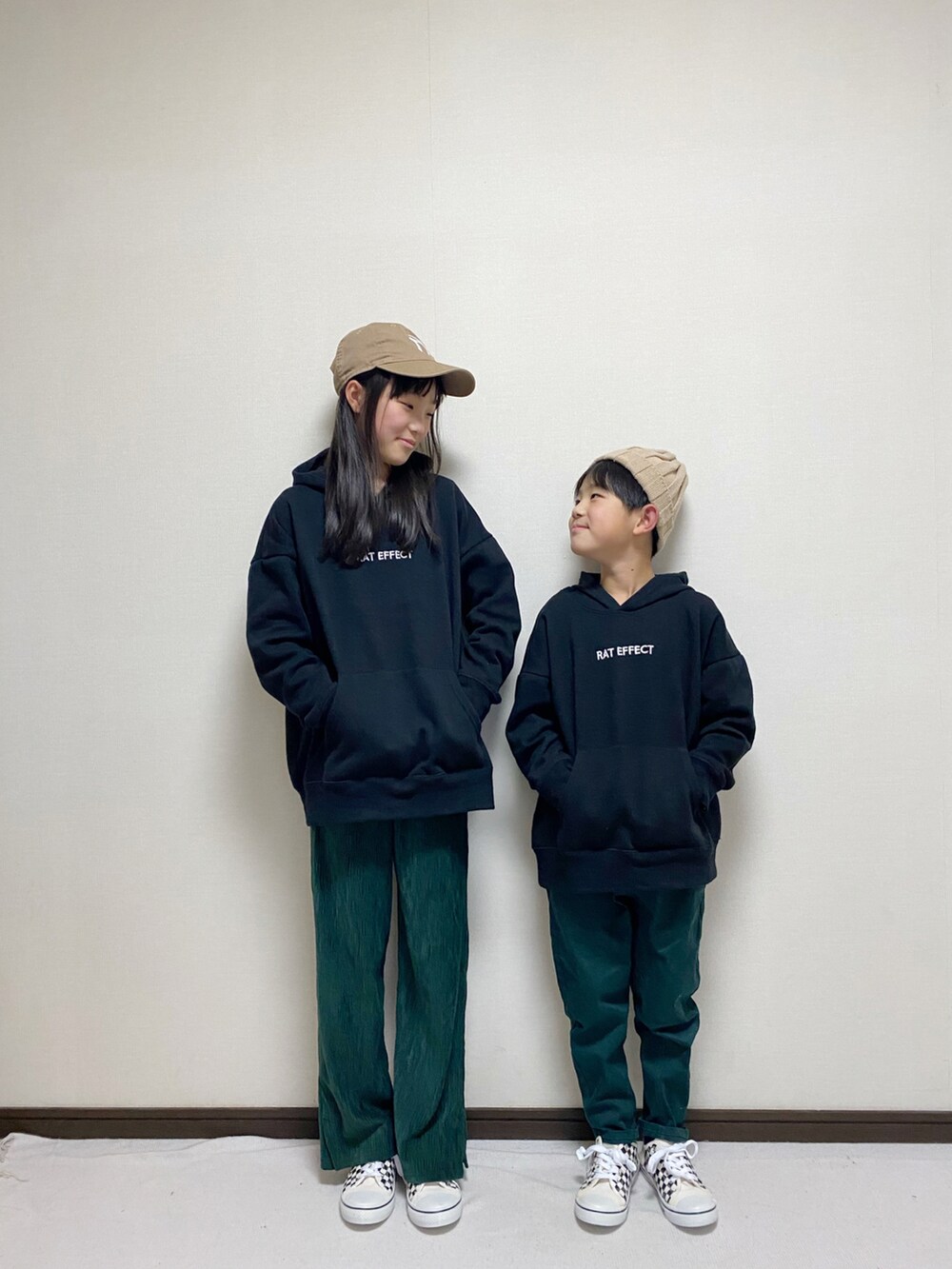 「休日コーデ、リンクコーデ、グリーン、パーカー、カジュアルコーデ、シンプルコーデ、NEW ERA、キャップ、キッズコーデ、冬コーデ、ニット帽」|「GLOBAL WORKの【キッズ】ランダムプリーツイージーパンツ/238342(その他パンツ、グリーン系)」を使った、yuuu_soooさん(キッズ・148cm)の冬コーディネートの2枚目の写真