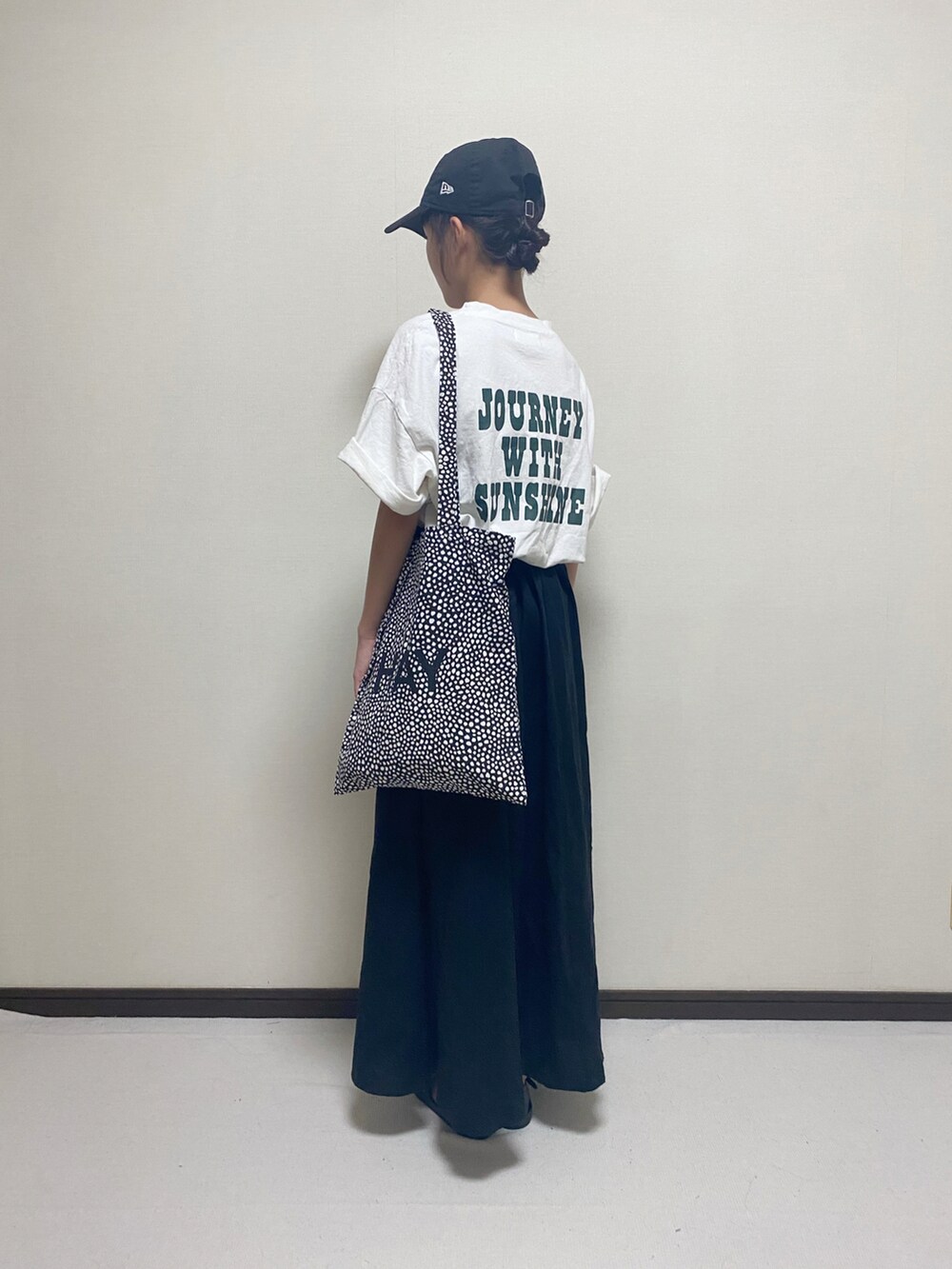 「みんなの白Tフェス、ロングスカート、トートバッグ、HAY、グルカサンダル、NEW ERA、カジュアルコーデ、夏コーデ、モノトーン、hayトート」｜「Auntie Rosa HolidayのビッグロゴバックプリントTシャツ（Tシャツ/カットソー、ホワイト系）」を使った、yuuu_soooさん（キッズ・153cm）の夏コーディネートの3枚目の写真