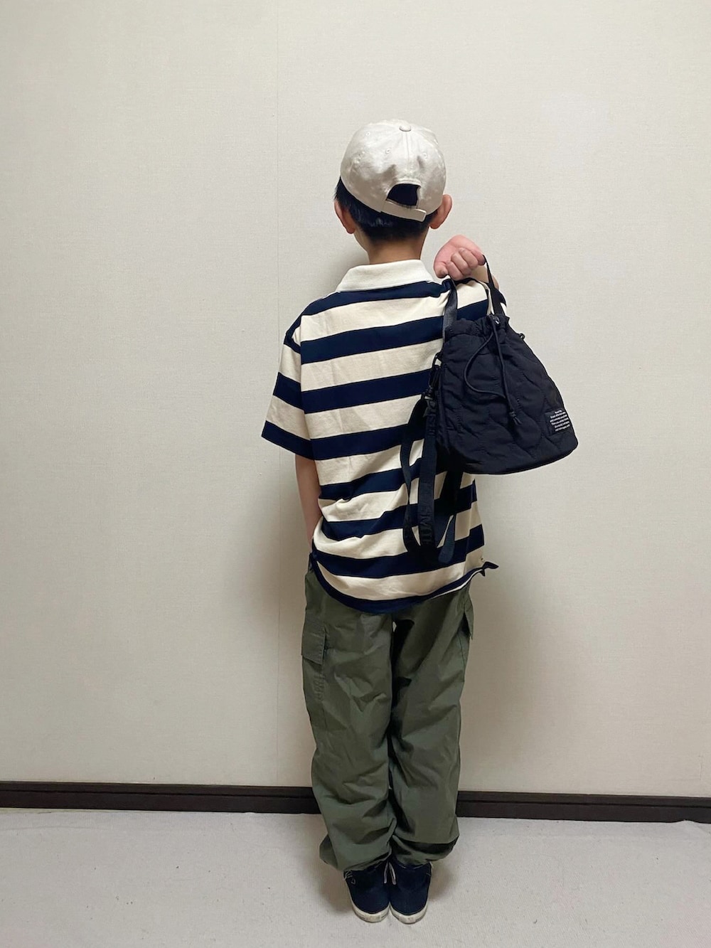 「おしゃれさんと繋がりたい、男の子、キッズコーデ、ストリート、カーゴパンツ、ポロシャツ、ユニクロ、プチプラ、プチフラコーデ、カジュアル、converse、小学生、ボーダー」｜「UNIQLOのアイテム（トップス、ベージュ系）」を使った、yuuu_soooさん（キッズ・155cm）の春コーディネートの2枚目の写真