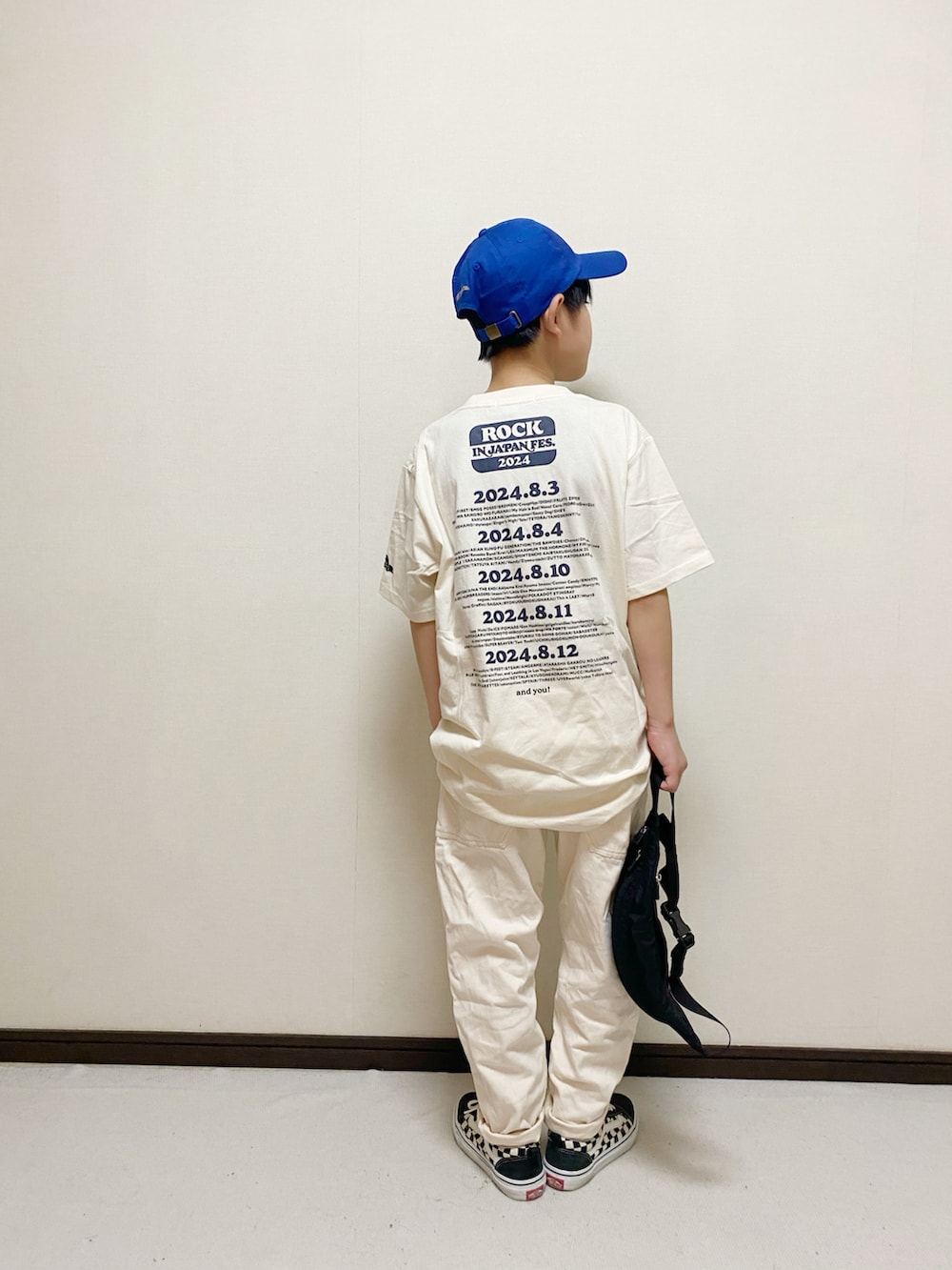 「カジュアル、シンプルコーデ、キャップ、CIAOPANIC TYPY、VANS、ホワイトコーデ、ワントーンコーデ、ボディバッグ、THE NORTH FACE、小学生、小学生男子、男の子」｜「ROCK IN JAPANフェスTシャツのアイテム（トップス、ホワイト系）」を使った、yuuu_soooさん（キッズ・155cm）の秋コーディネートの2枚目の写真