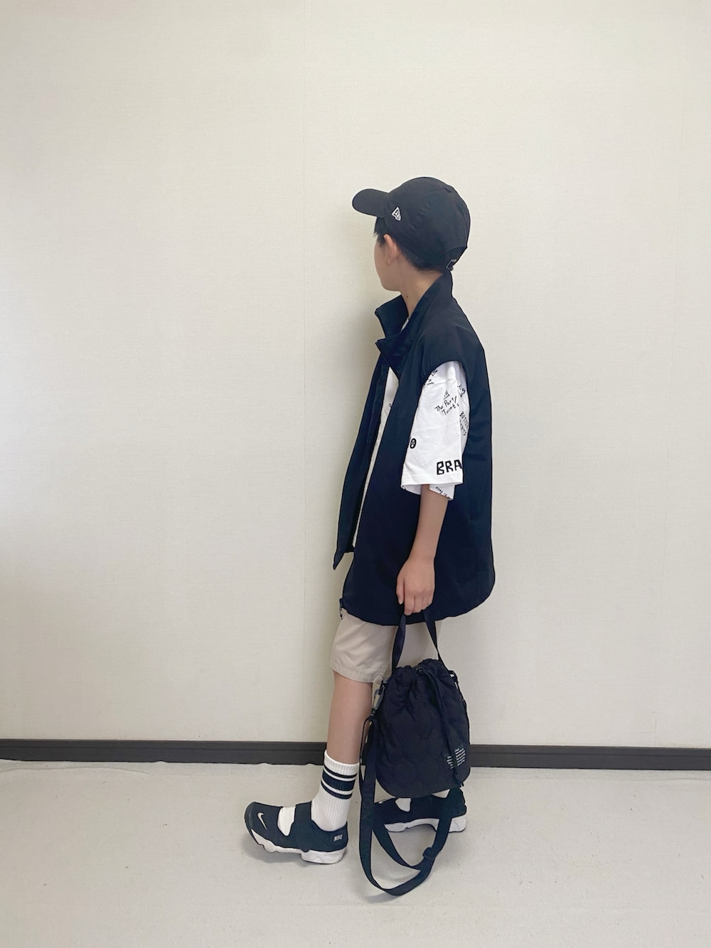 「レイヤードスタイル、PAIRMANON STREET、夏コーデ、Tシャツ、ハーフパンツ、ラインパンツ、エアリフト、NEW ERA、キャップ、ストリート、カジュアル、ベスト、プチプラ、男の子、小学生」｜「PAIRMANON STREETの【PAIRMANON STREET】総柄 オリジナル プリント 半袖 Tシャツ（Tシャツ/カットソー、ホワイト系）」を使った、yuuu_soooさん（キッズ・160cm）の夏コーディネートの2枚目の写真