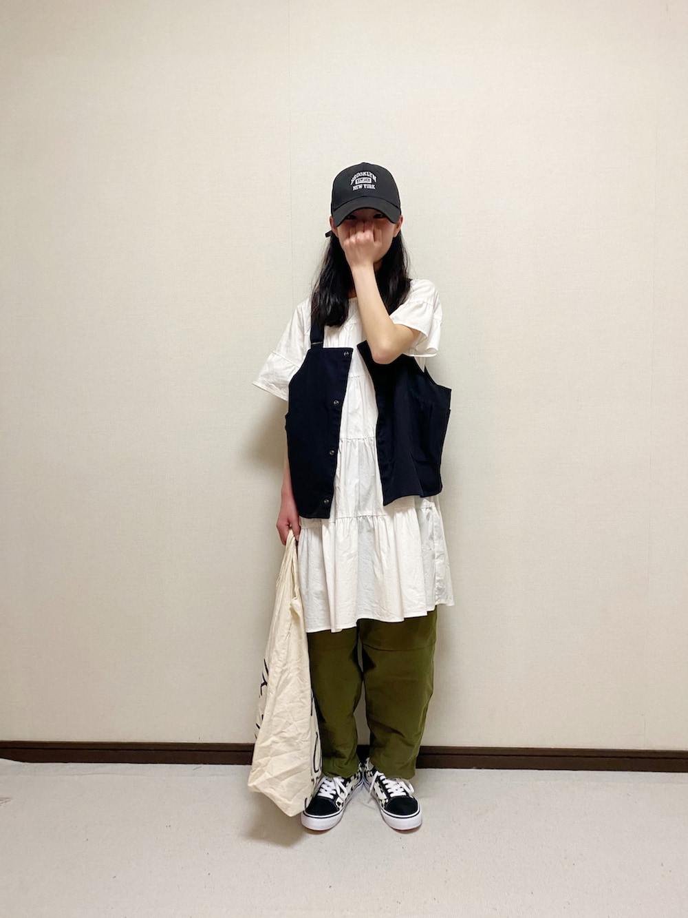 「おしゃれさんと繋がりたい、休日コーデ、ティアードワンピース、カジュアルコーデ、ミリタリー、VANS、キャップ、antiqua、undeny.、レイヤードスタイル」｜「devirockのティアード半袖ワンピース（ワンピース、ホワイト系）」を使った、yuuu_soooさん（キッズ・151cm）の春コーディネートの2枚目の写真