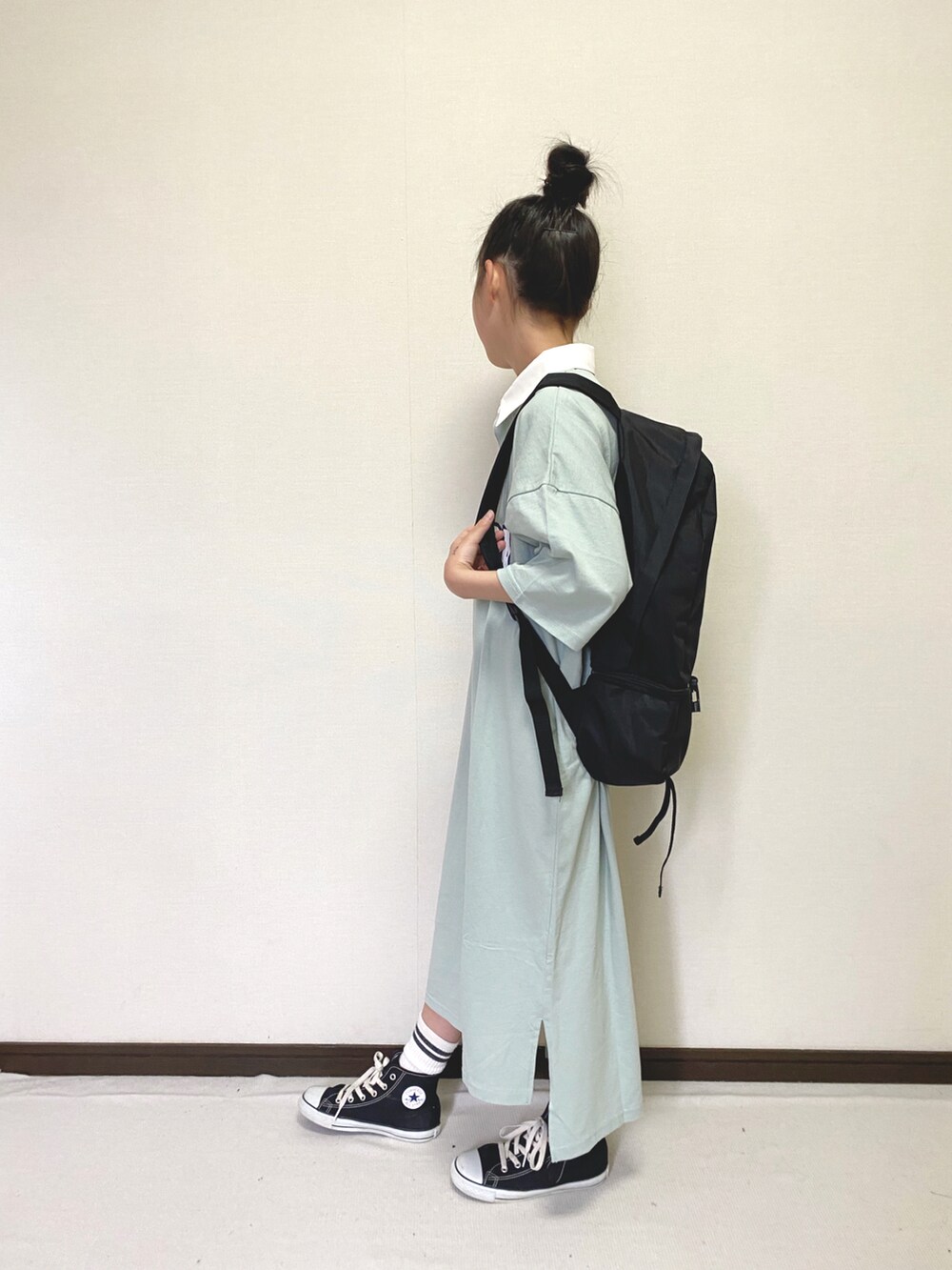 「ごきげんウィーク、プチプラ、休日コーデ、ワンピース、ラガーシャツワンピース、コンバース、カジュアル、通学コーデ、JAM＆LINK、リュック」｜「JAM & LINKのラガーシャツワンピース（ワンピース、グリーン系）」を使った、yuuu_soooさん（キッズ・143cm）の春コーディネートの2枚目の写真