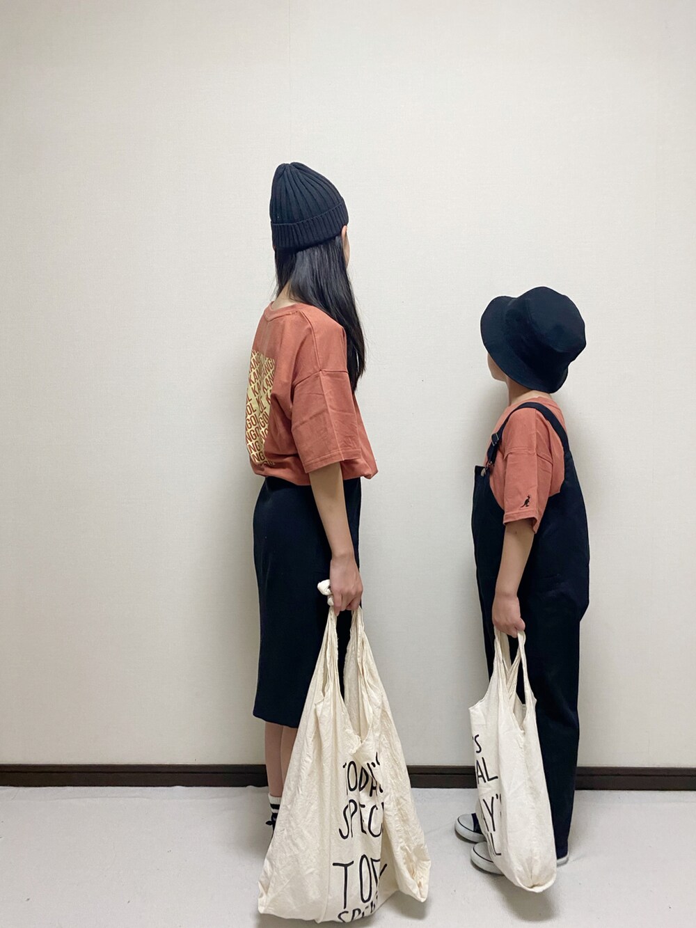 「キャップ、バケットハット、リンクコーデ、KANGOL、オーバーオール、タイトスカート、コンバース、カジュアル、着回しコーデ、キッズコーデ」｜「GLOBAL WORKの【キッズ】ワッフルカットタイトスカート/820768（スカート、グレー系）」を使った、yuuu_soooさん（キッズ・143cm）の夏コーディネートの2枚目の写真