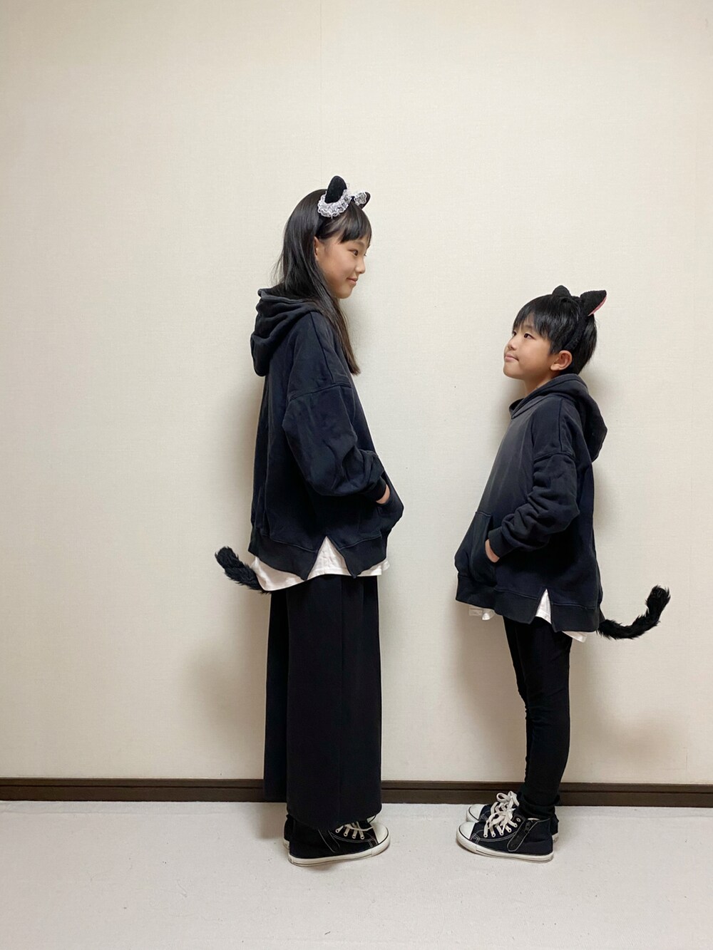 「WEARハロウィン2022、パーカー、ワントーンコーデ、ブラックコーデ、コンバース、タイトスカート、スキニー、ハロウィン、シンプルコーデ、キッズコーデ」｜「devirockのスウェットレイヤード長袖プルパーカー（パーカー、ブラック系）」を使った、yuuu_soooさん（キッズ・148cm）の秋コーディネートの2枚目の写真