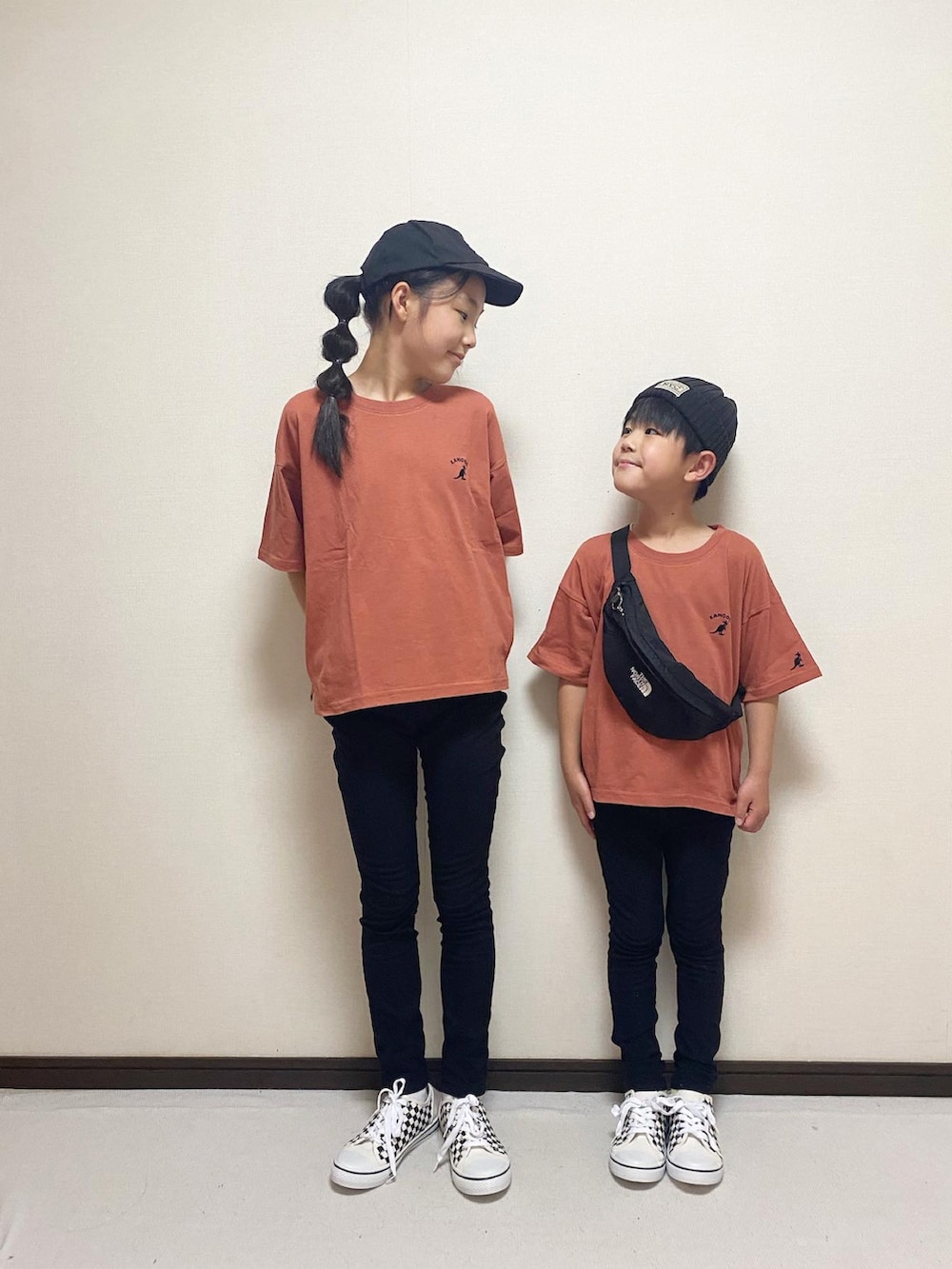 「リンクコーデ、夏コーデ、KANGOL、黒スキニー、カジュアル、休日コーデ、キッズコーデ、Branshes、キャップ、スニーカー」|「DAISOのアイテム(キャップ、ブラック系)」を使った、yuuu_soooさん(キッズ・143cm)の春コーディネートの2枚目の写真