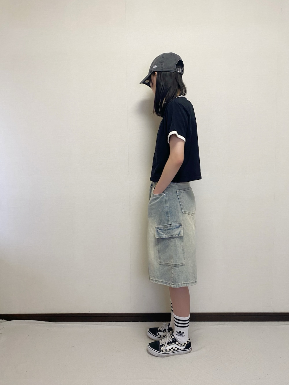 「夏ルックで気分アップ、デニム、ハーフパンツ、adidas、ラインソックス、VANS、NEW ERA、キャップ、カジュアル、シンプルコーデ、スポーツミックス、リーボック(Reebok)、中学生コーデ、夏コーデ」｜「しまむらのアイテム（トップス、ブラック系）」を使った、yuuu_soooさん（キッズ・160cm）の夏コーディネートの2枚目の写真