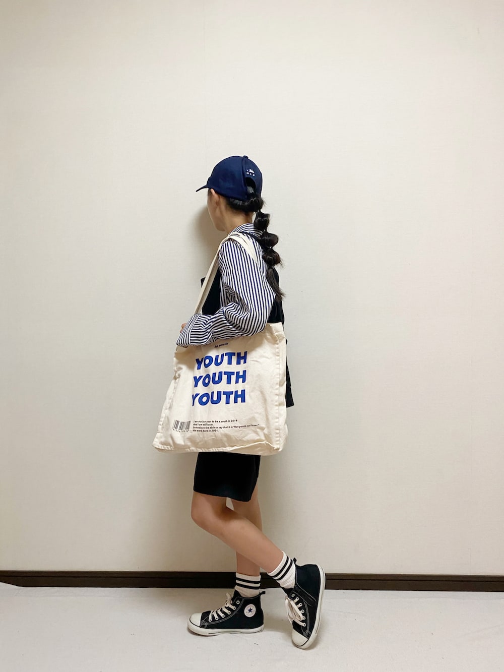 「シンプルコーデ、ストライプシャツ、ハーフパンツ、ラインソックス、コンバース、キャップ、トートバッグ、レイヤードスタイル、ベスト、antiqua」｜「antiquaのハントベスト（ベスト、ブラック系）」を使った、yuuu_soooさん（キッズ・148cm）の秋コーディネートの2枚目の写真