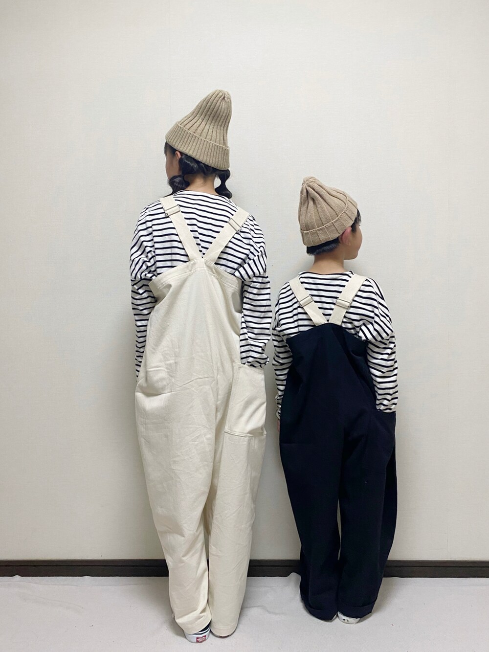 「秋ルック紹介するよ、秋服、ニット、ボーダー、VANS、リンクコーデ、オーバーオール、サロペット、カジュアルコーデ、休日コーデ」｜「undeny.のアイテム（オールインワン・サロペット、ホワイト系）」を使った、yuuu_soooさん（キッズ・148cm）の秋コーディネートの3枚目の写真