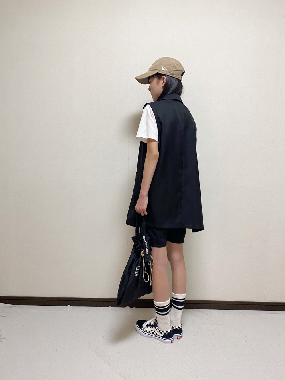 「このスタイルがお気に入り、モノトーン、ベスト、セットアップ、VANS、カジュアルコーデ、キャップ、NEW ERA、ロゴT、夏だ!Tシャツ着よう!」|「NEW ERAの【NEW ERA / ニューエラ】べーズボールNYロゴキャップ(キャップ、ベージュ系)」を使った、yuuu_soooさん(キッズ・153cm)の夏コーディネートの3枚目の写真