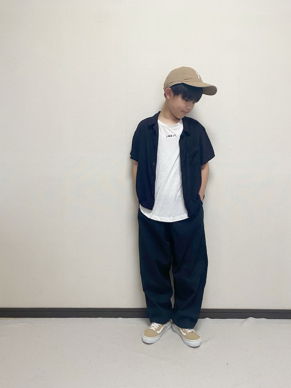 「やっぱり帽子が好き、NEW ERA、キャップ、オープンカラーシャツ、ワイドパンツ、ゆるコーデ、カジュアル、シンプルコーデ、VANS、小学生、モノトーン」｜「PAIRMANON STREETの【PAIRMANON STREET】サーカス バルーン シルエット パンツ（カーゴパンツ、ブラック系）」を使った、yuuu_soooさん（キッズ・160cm）の春コーディネートの2枚目の写真