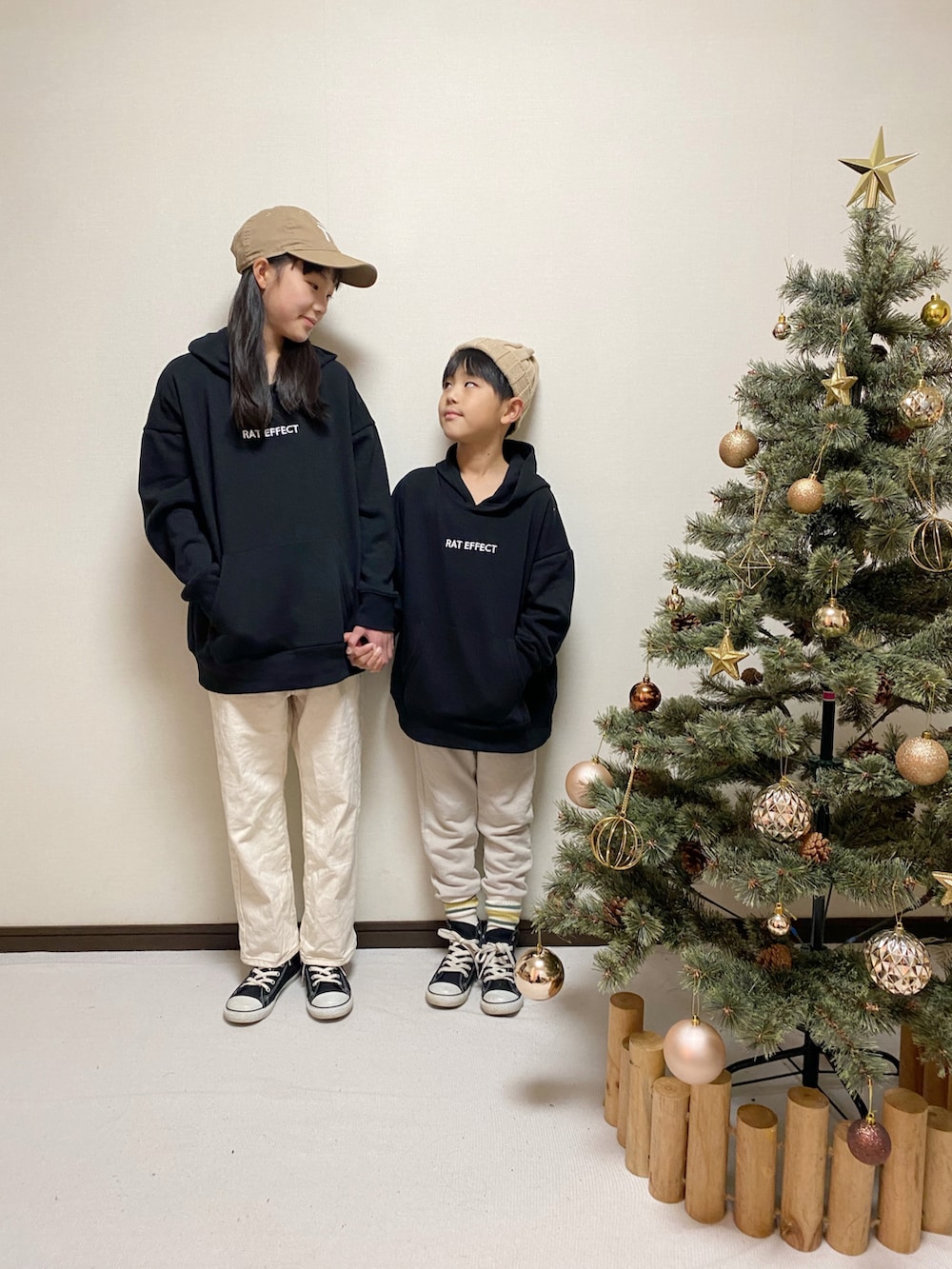 「クリスマスに着たい服、秋冬コーデ、パーカー、コンバース、カジュアルコーデ、シンプルコーデ、NEW ERA、ニット帽、スウェットパンツ、ホワイトパンツ」｜「GLOBAL WORKのキッズ/スゴラク/イージーDRYパンツ/258818（スウェットパンツ、ホワイト系）」を使った、yuuu_soooさん（キッズ・148cm）の冬コーディネートの3枚目の写真