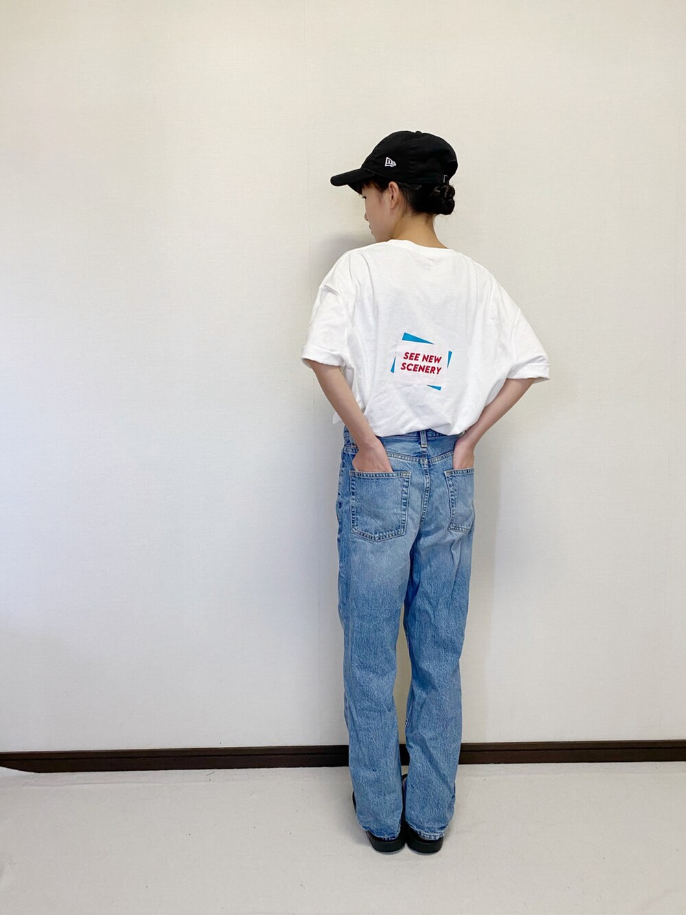 「ビッグシルエット、カジュアルコーデ、シンフルコーデ、白Tシャツ、oofos、NEW ERA、夏コーデ、サンダル、プチプラ、デニム」｜「GLOBAL WORKの垢抜けグラフィックT半袖/AND YUA ANY/185762（Tシャツ/カットソー、ホワイト系）」を使った、yuuu_soooさん（キッズ・153cm）の夏コーディネートの2枚目の写真