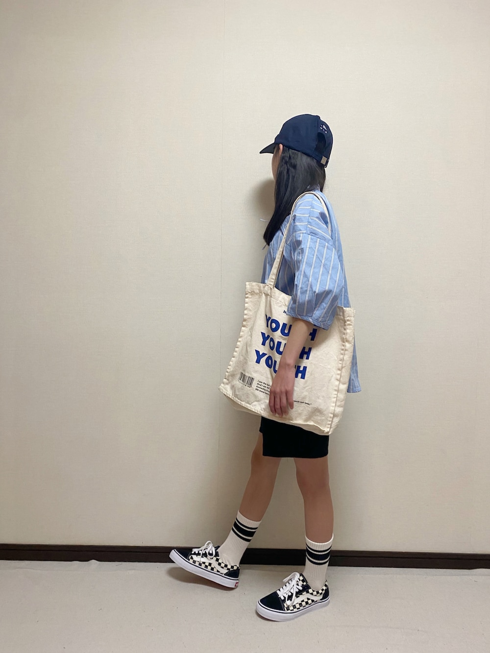「undeny.、ブラウス、ストライプ、春コーデ、ショートパンツ、ラインソックス、VANS、シンプルコーデ、カジュアル、ブルー」｜「undeny.のアンディニー ストライプギャザーブラウス（シャツ/ブラウス、ブルー系）」を使った、yuuu_soooさん（キッズ・151cm）の春コーディネートの2枚目の写真