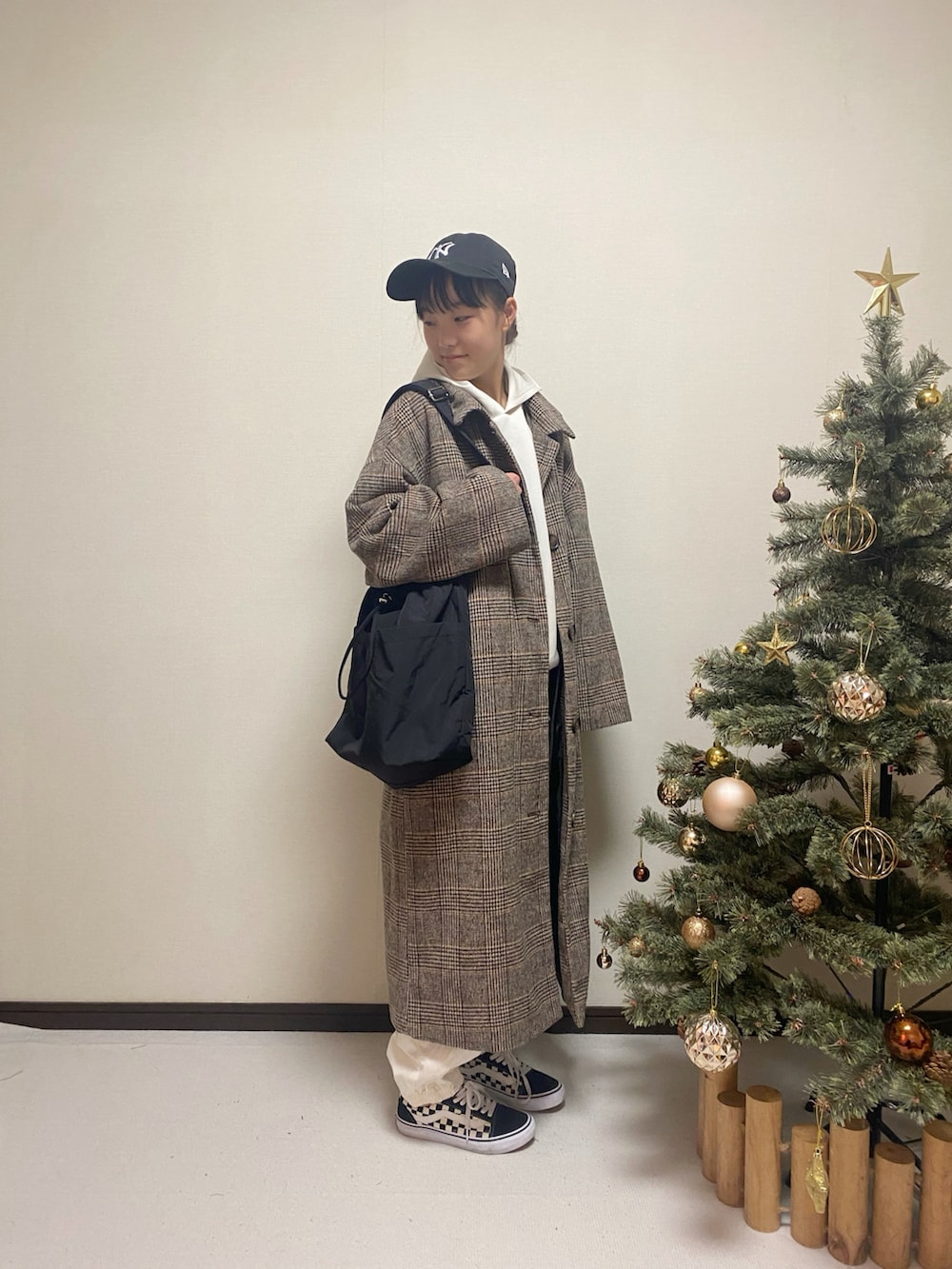 「新星WEARISTAにエントリー、ホワイトコーデ、コート、冬コーデ、カジュアルコーデ、NEW ERA、パーカー、カーゴパンツ、VANS、GU、プチプラ、キッズコーデ、ファッションを楽しもう、小学生」｜「GLOBAL WORKのライトクッションプルオーバーパーカー/281775（パーカー、ホワイト系）」を使った、yuuu_soooさん（キッズ・155cm）の冬コーディネートの3枚目の写真