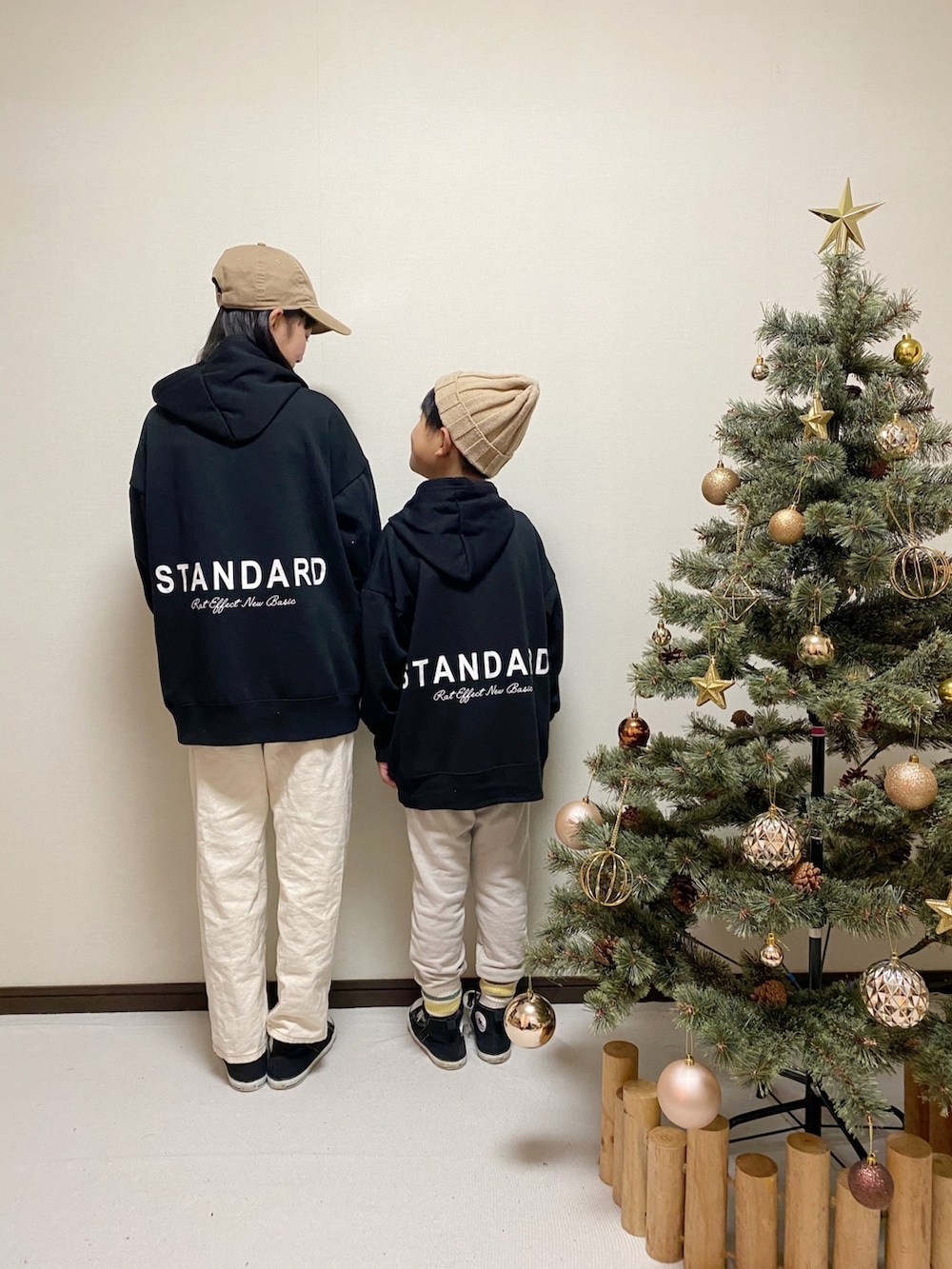 「クリスマスに着たい服、秋冬コーデ、パーカー、コンバース、カジュアルコーデ、シンプルコーデ、NEW ERA、ニット帽、スウェットパンツ、ホワイトパンツ」｜「GLOBAL WORKのキッズ/スゴラク/イージーDRYパンツ/258818（スウェットパンツ、ホワイト系）」を使った、yuuu_soooさん（キッズ・148cm）の冬コーディネートの2枚目の写真