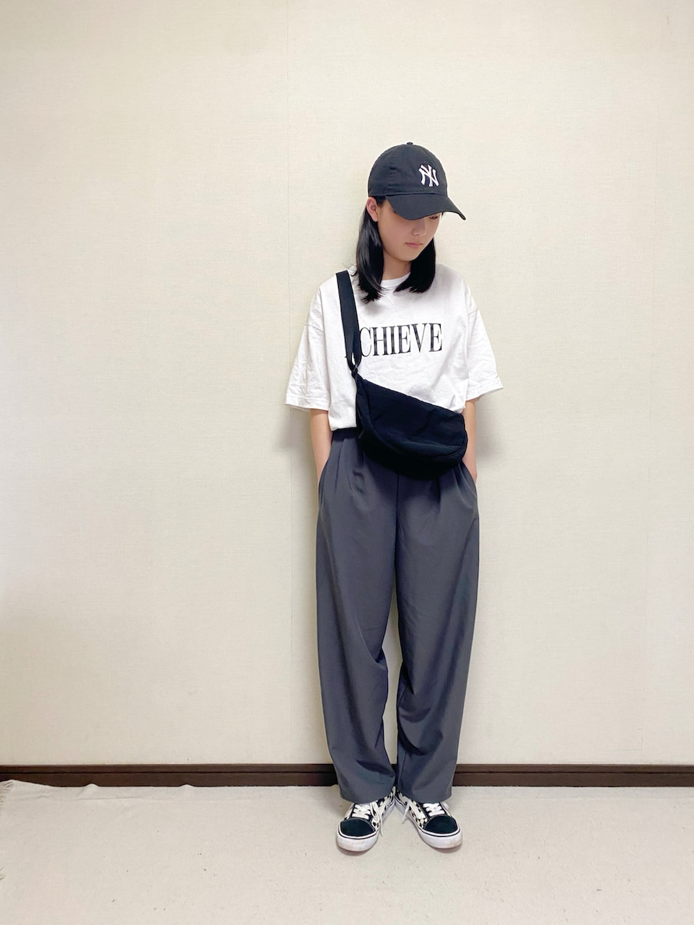「きれいめカジュアル、reca、GU、VANS、カジュアル、シンプル、ロゴT、キャップ、カーブパンツ、夏コーデ、ショルダーバッグ、ユニクロ、休日スタイル」｜「UNIQLOのアイテム（ショルダーバッグ、ブラック系）」を使った、yuuu_soooさん（キッズ・155cm）の春コーディネートの2枚目の写真