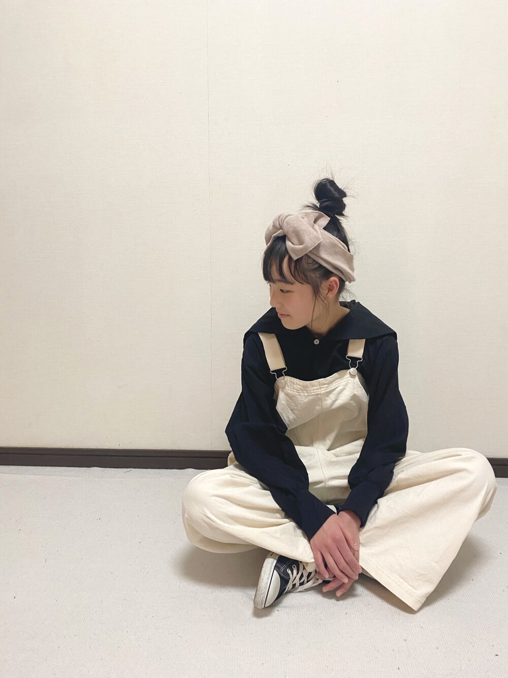 「オーバーオール、セーラーカラー、ブラウス、おだんごヘアー、コンバース、カジュアルコーデ、モノトーン、undeny.、春コーデ、シンプルコーデ」｜「undeny.のundeny/アンディニー　セーラーカラーブラウス（シャツ/ブラウス、ブラック系）」を使った、yuuu_soooさん（キッズ・151cm）の春コーディネートの3枚目の写真