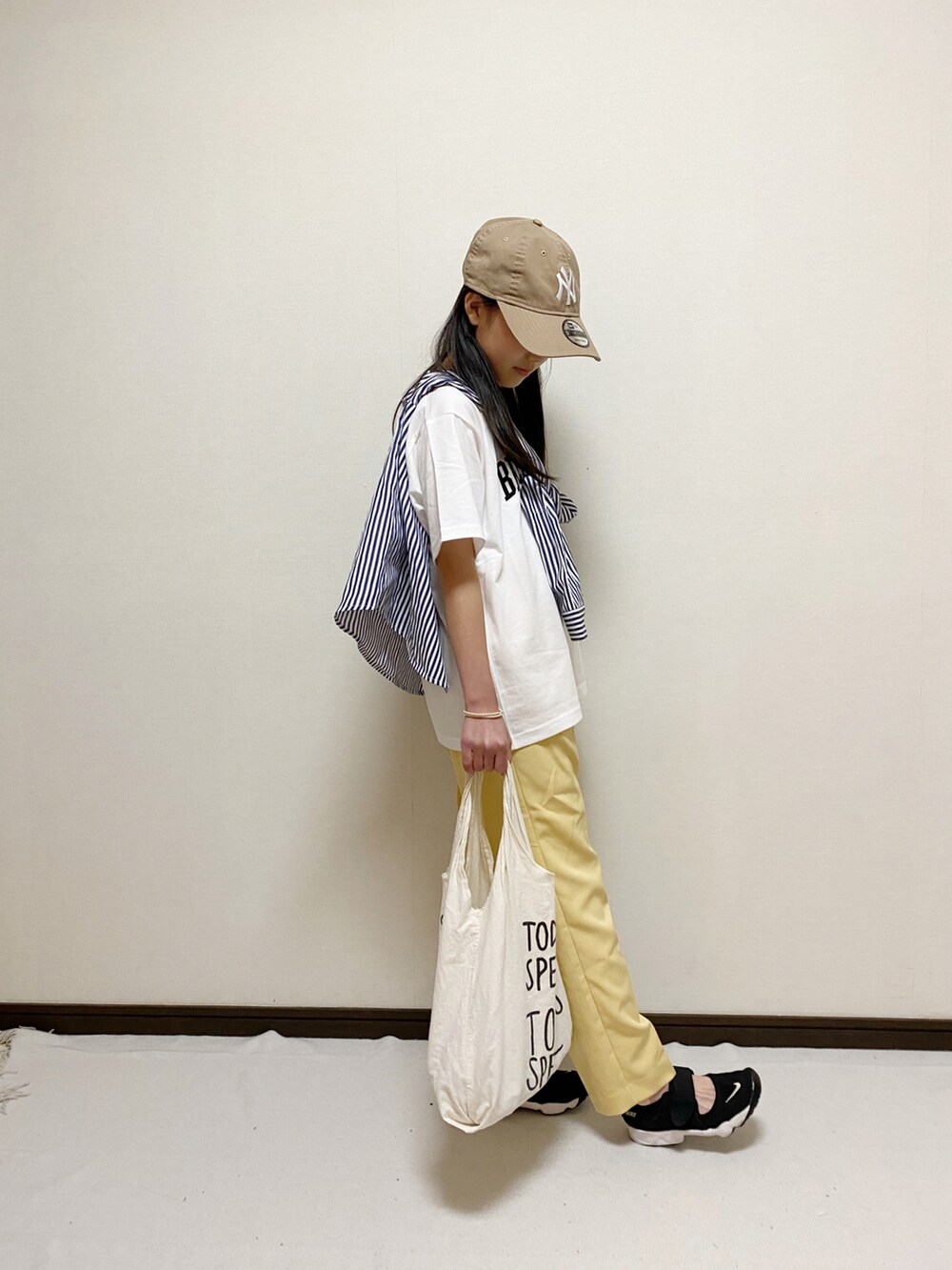 「肩掛けカーデ、カラーパンツ、キャップ、NEW ERA、ロゴT、白Tシャツ、ストライプシャツ、エコバッグ、エアリフト、カジュアル」｜「GLOBAL WORKのキッズ/DRY/グラフィックTシャツ半袖/267196（Tシャツ/カットソー、ホワイト系）」を使った、yuuu_soooさん（キッズ・143cm）の春コーディネートの2枚目の写真