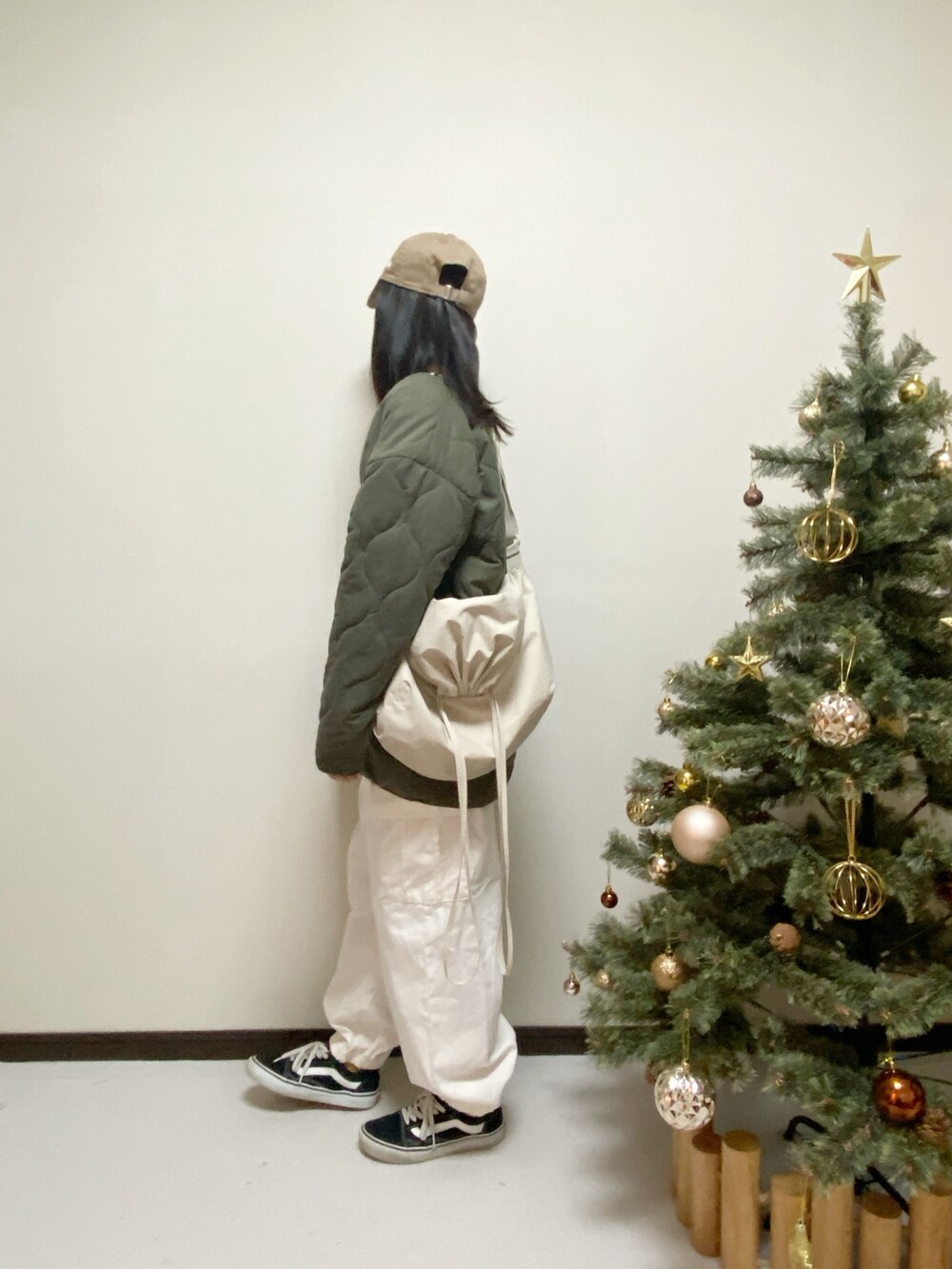 「新星WEARISTAにエントリー、UNIQLO、ショルダーバッグ、ボーダー、キルティングジャケット、カーゴパンツ、GU、VANS、プチプラ、キャップ、NEW ERA、カジュアルコーデ、冬アウター」｜「GUのアイテム（カーゴパンツ、ホワイト系）」を使った、yuuu_soooさん（キッズ・155cm）の冬コーディネートの2枚目の写真