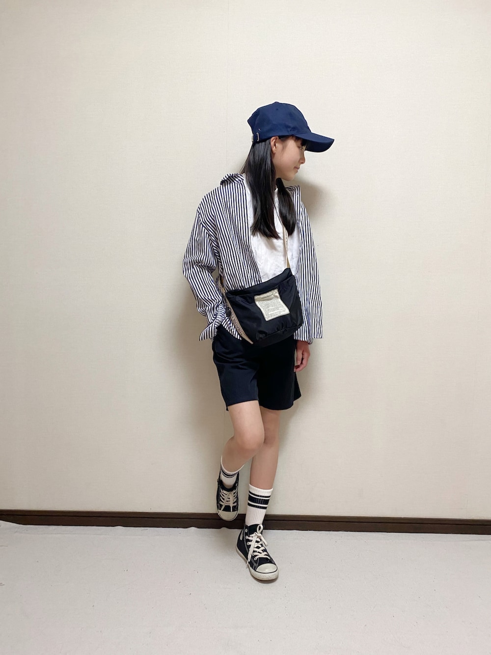 「夏コーデ、シャツスタイル、ストライプシャツ、ショートパンツ、THEATRE PRODUCTS、コンバース、カジュアルコーデ、キャップ、ラインソックス、白Tシャツ」｜「GUのアイテム（トップス、ホワイト系）」を使った、yuuu_soooさん（キッズ・151cm）の夏コーディネートの2枚目の写真
