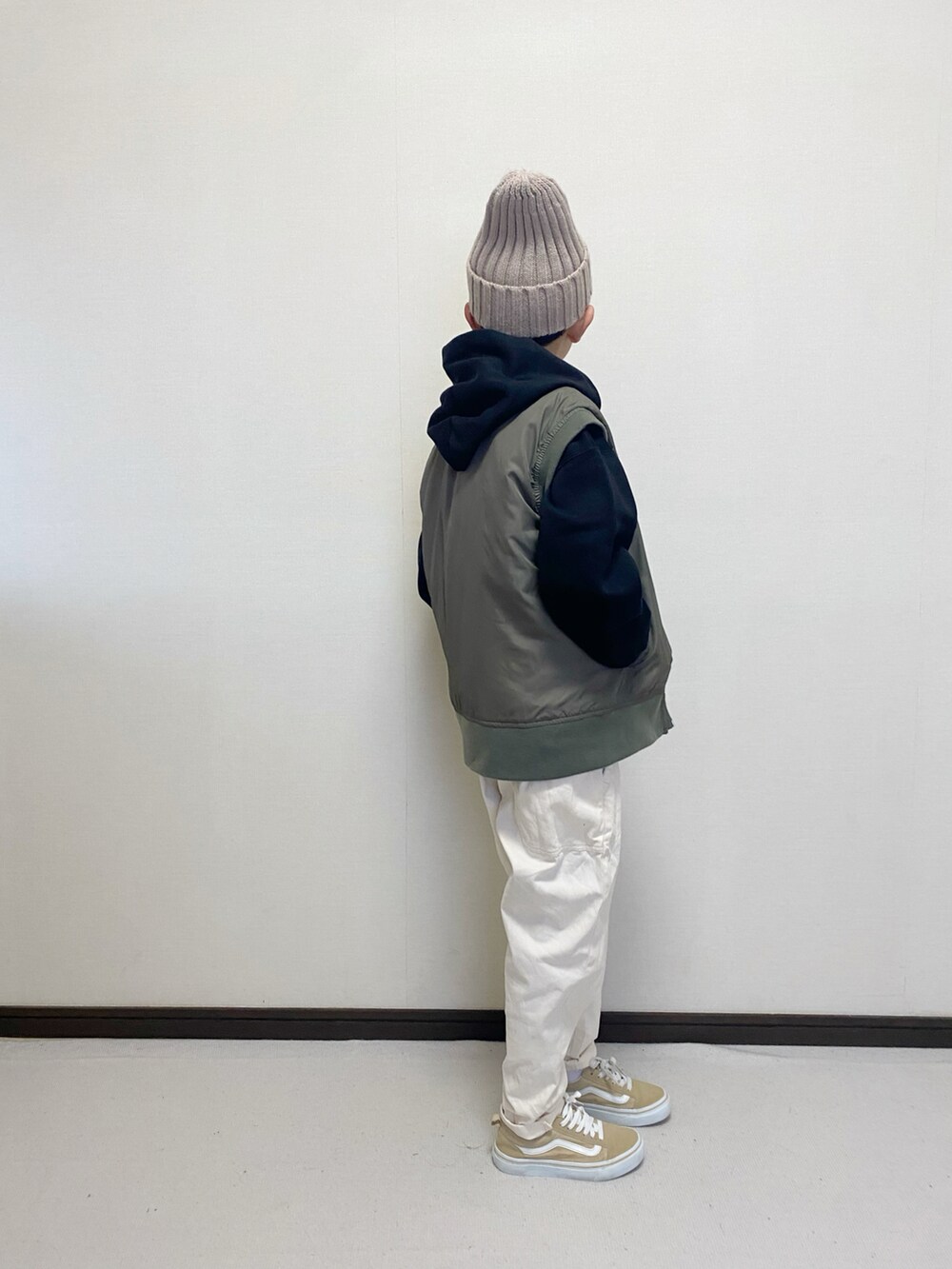 「冬コーデ、プチプラ、パーカー、ベスト、ビーニー、レイヤードスタイル、男の子、キッズファッション、VANS、CIAOPANIC TYPY、カジュアル、ホワイトパンツ」｜「CIAOPANIC TYPYの□【KIDS】MA-1ベスト（ダウンベスト、グリーン系）」を使った、yuuu_soooさん（キッズ・160cm）の冬コーディネートの2枚目の写真