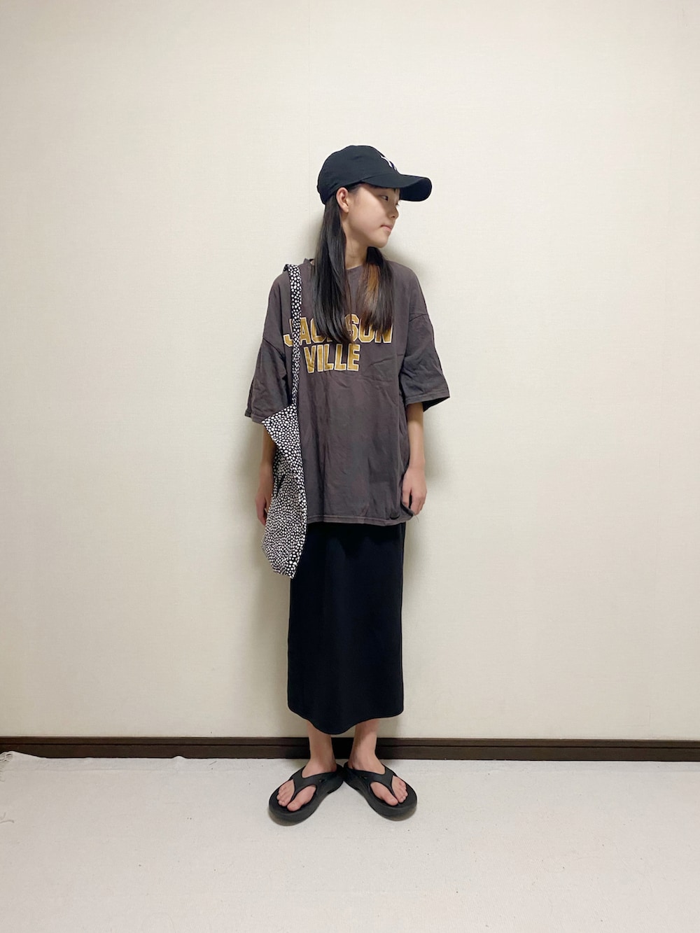 「カジュアルコーデ、ロゴT、タイトスカート、キャップ、oofos、hay、トートバッグ、サンダル、シンプル、NEW ERA、キッズコーデ、小学生」｜「HAYのアイテム（バッグ、ブラック系）」を使った、yuuu_soooさん（キッズ・153cm）の秋コーディネートの3枚目の写真