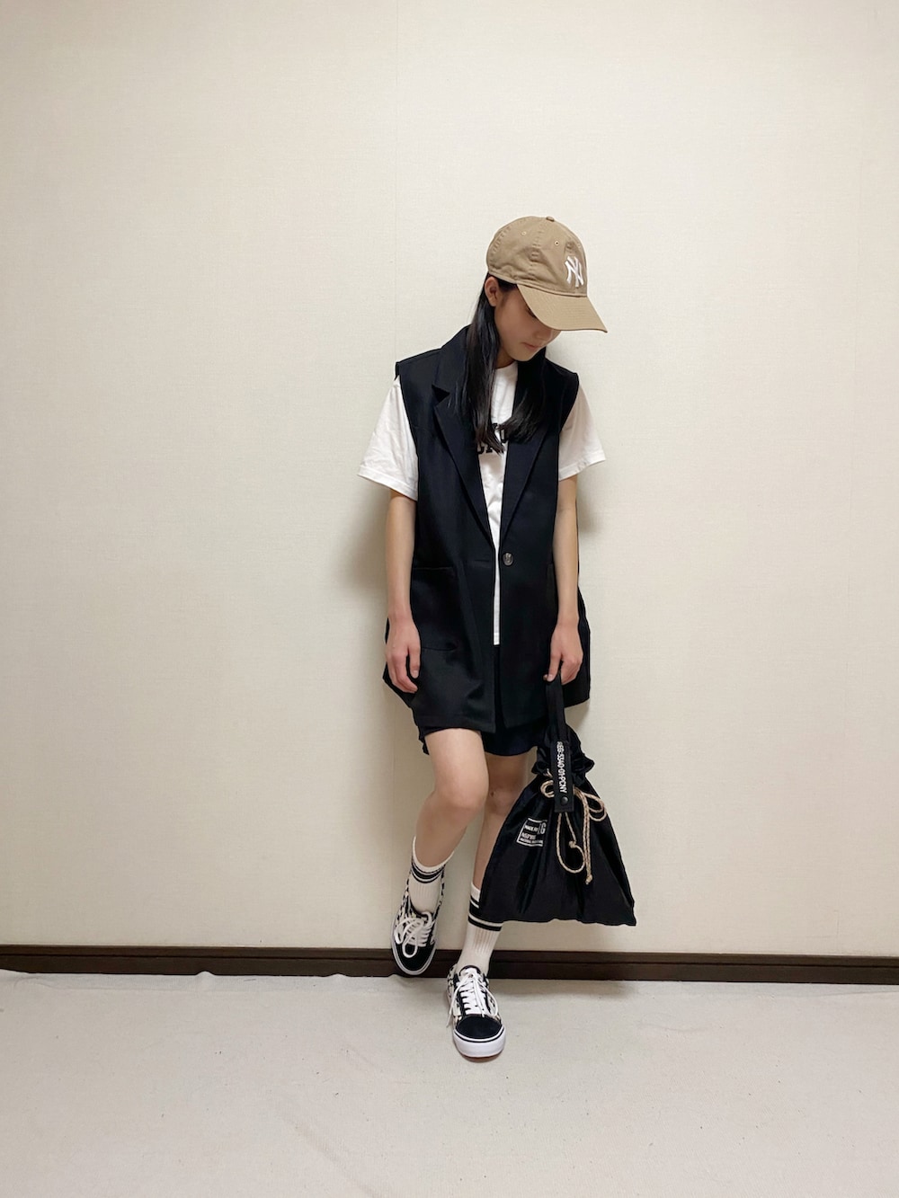 「このスタイルがお気に入り、モノトーン、ベスト、セットアップ、VANS、カジュアルコーデ、キャップ、NEW ERA、ロゴT、夏だ!Tシャツ着よう!」|「NEW ERAの【NEW ERA / ニューエラ】べーズボールNYロゴキャップ(キャップ、ベージュ系)」を使った、yuuu_soooさん(キッズ・153cm)の夏コーディネートの2枚目の写真