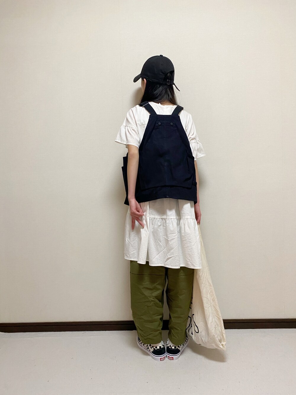 「おしゃれさんと繋がりたい、休日コーデ、ティアードワンピース、カジュアルコーデ、ミリタリー、VANS、キャップ、antiqua、undeny.、レイヤードスタイル」｜「devirockのティアード半袖ワンピース（ワンピース、ホワイト系）」を使った、yuuu_soooさん（キッズ・151cm）の春コーディネートの3枚目の写真