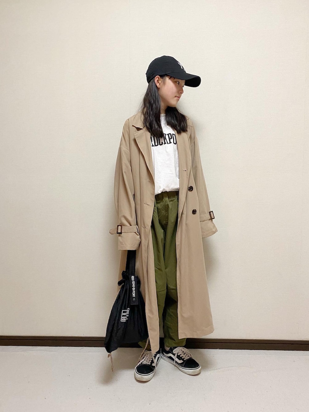 「VANS、カーキ、ロゴT、トレンチコート、バルーンパンツ、カジュアルコーデ、undeny.、NEW ERA、小学生、春コーデ」|「しまむらのアイテム(ジャケット/アウター、ベージュ系)」を使った、yuuu_soooさん(キッズ・151cm)の春コーディネートの2枚目の写真