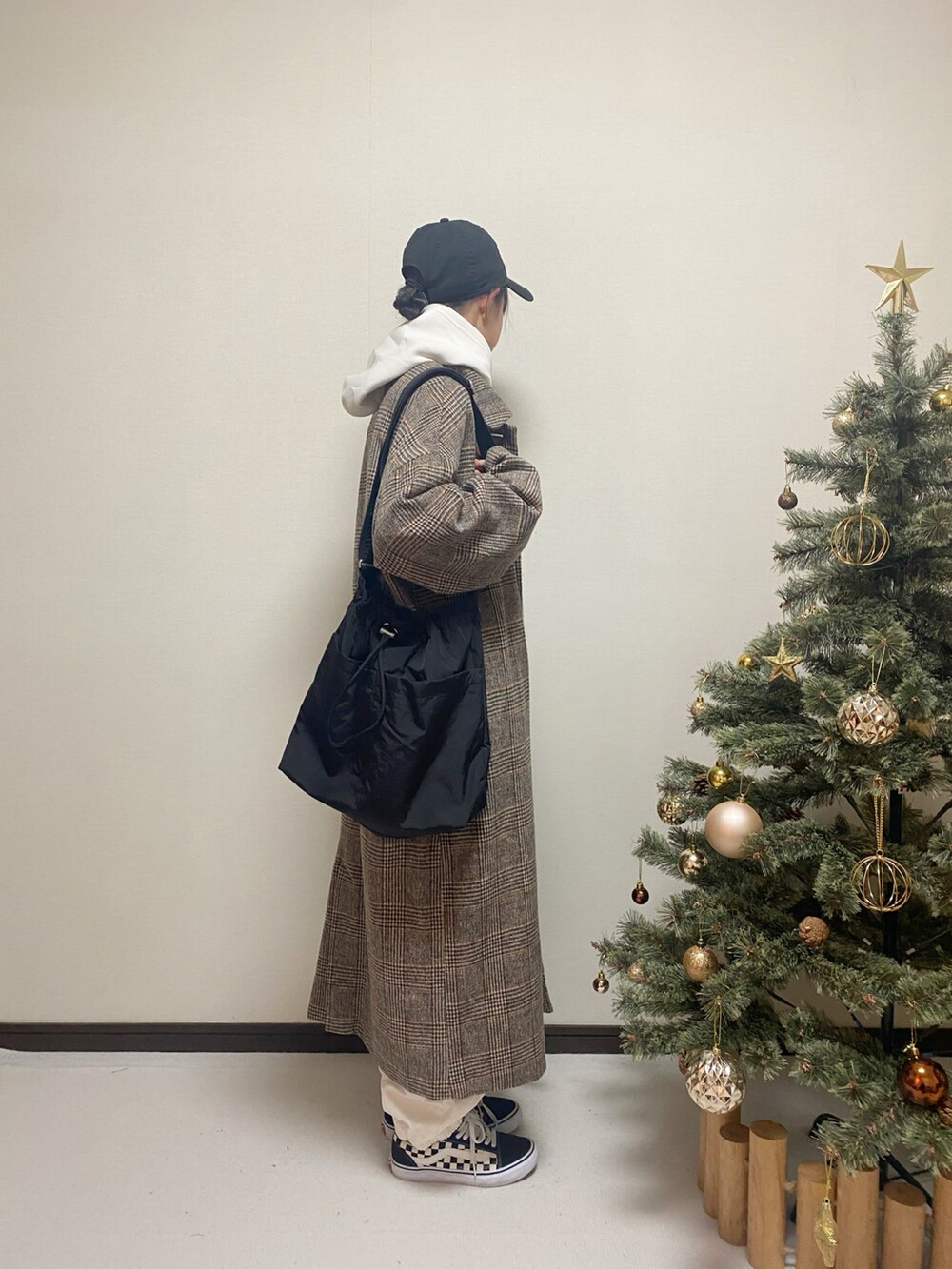 「新星WEARISTAにエントリー、ホワイトコーデ、コート、冬コーデ、カジュアルコーデ、NEW ERA、パーカー、カーゴパンツ、VANS、GU、プチプラ、キッズコーデ、ファッションを楽しもう、小学生」｜「GLOBAL WORKのライトクッションプルオーバーパーカー/281775（パーカー、ホワイト系）」を使った、yuuu_soooさん（キッズ・155cm）の冬コーディネートの2枚目の写真