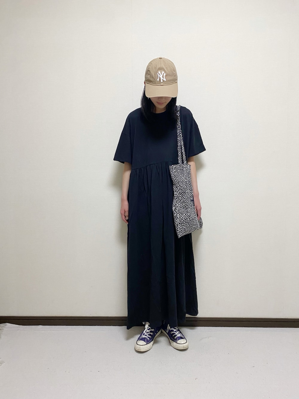 「スポーツミックス、ロングワンピース、シンプルコーデ、コンバース、トートバッグ、キャップ、NEW ERA、おしゃれさんと繋がりたい、キッズコーデ、夏コーデ、春夏コーデ、ブラック」｜「recaのウエストギャザー切替ワンピース（ワンピース、ブラック系）」を使った、yuuu_soooさん（キッズ・155cm）の春コーディネートの2枚目の写真