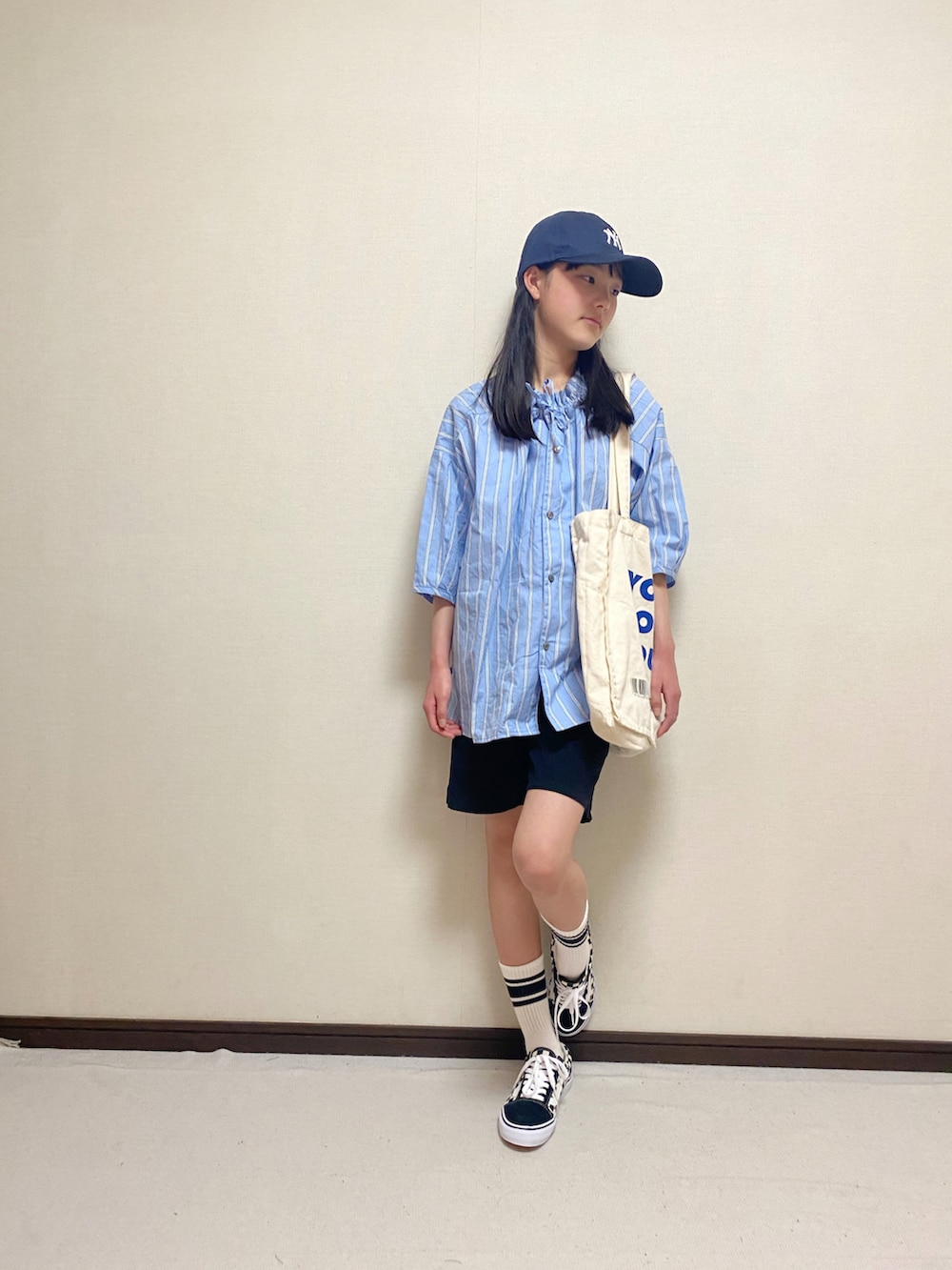 「undeny.、ブラウス、ストライプ、春コーデ、ショートパンツ、ラインソックス、VANS、シンプルコーデ、カジュアル、ブルー」｜「undeny.のアンディニー ストライプギャザーブラウス（シャツ/ブラウス、ブルー系）」を使った、yuuu_soooさん（キッズ・151cm）の春コーディネートの3枚目の写真