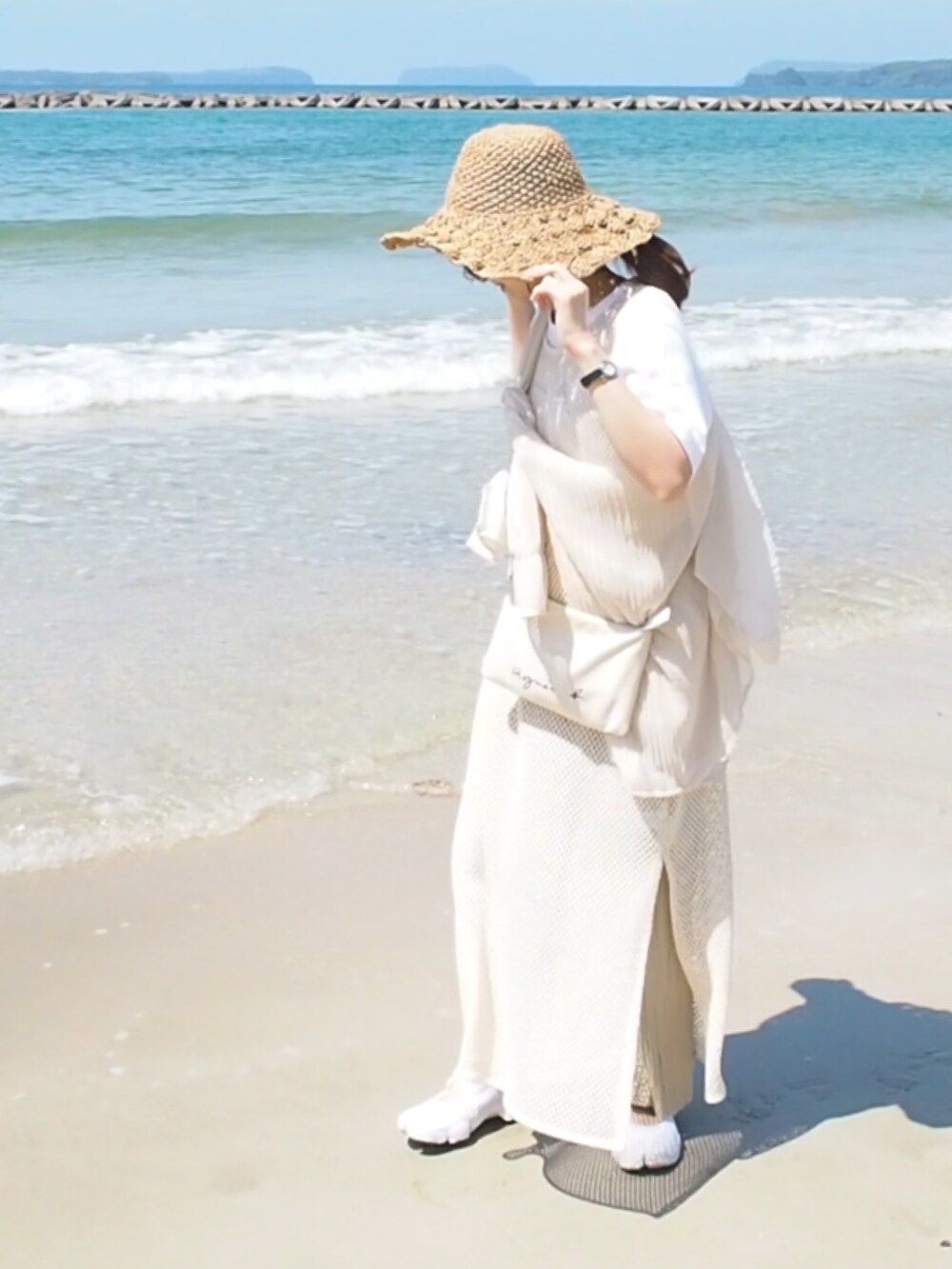 ホワイト系のシャツ/ブラウス、ホワイト系のショルダーバッグ、ホワイト系のスニーカーを着用したレディースの春コーディネートの2枚目の写真