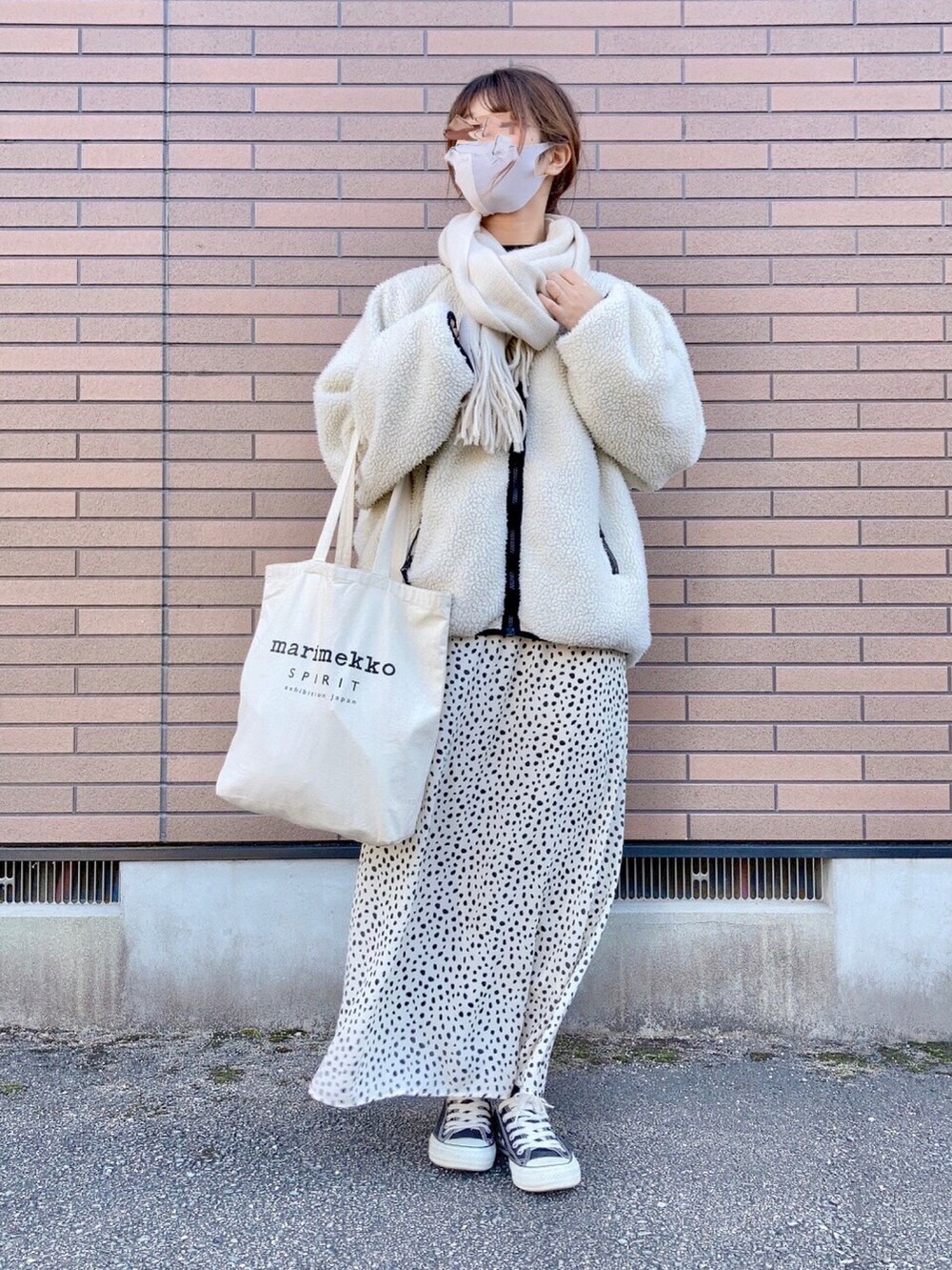 ホワイト系のブルゾン、ホワイト系のトートバッグ、ホワイト系のスカートを着用したレディースの冬コーディネートの2枚目の写真