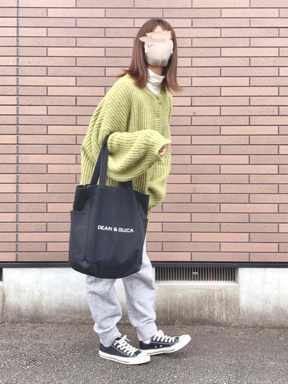 グリーン系のカーディガン/ボレロ、ブラック系のトートバッグ、ブラック系のスニーカーを着用したレディースの冬コーディネートの3枚目の写真