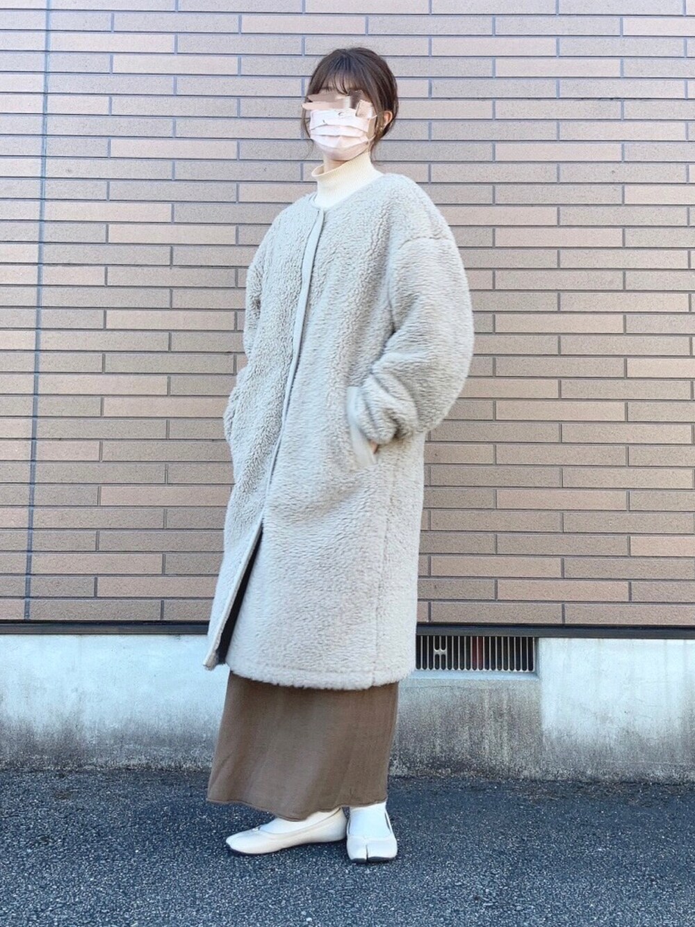 ホワイト系のニット/セーター、ベージュ系のモッズコート、ブラウン系のワンピースを着用したレディースの冬コーディネートの2枚目の写真