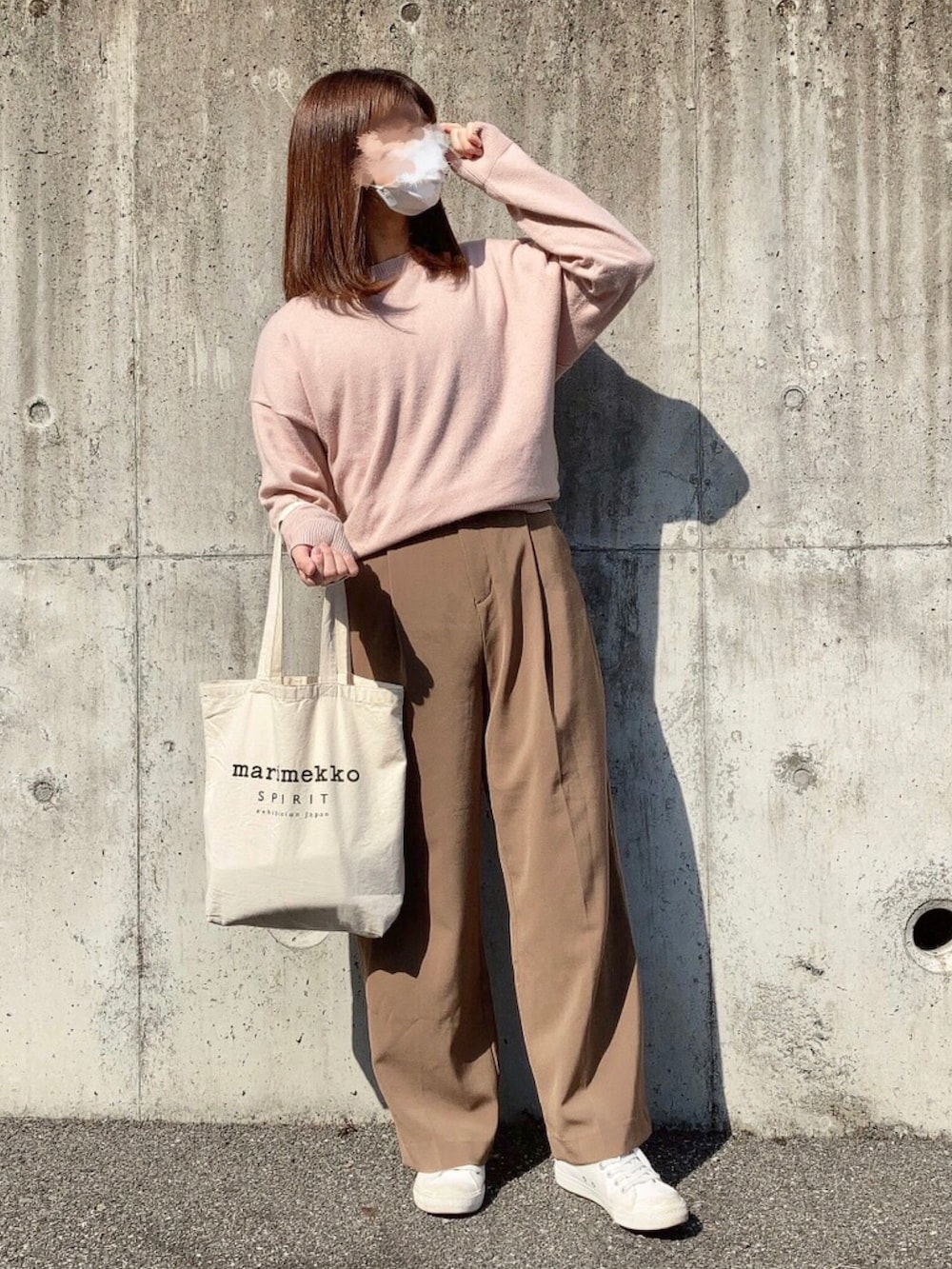 ピンク系のニット/セーター、ブラウン系のその他パンツ、ホワイト系のスニーカーを着用したレディースの冬コーディネートの2枚目の写真