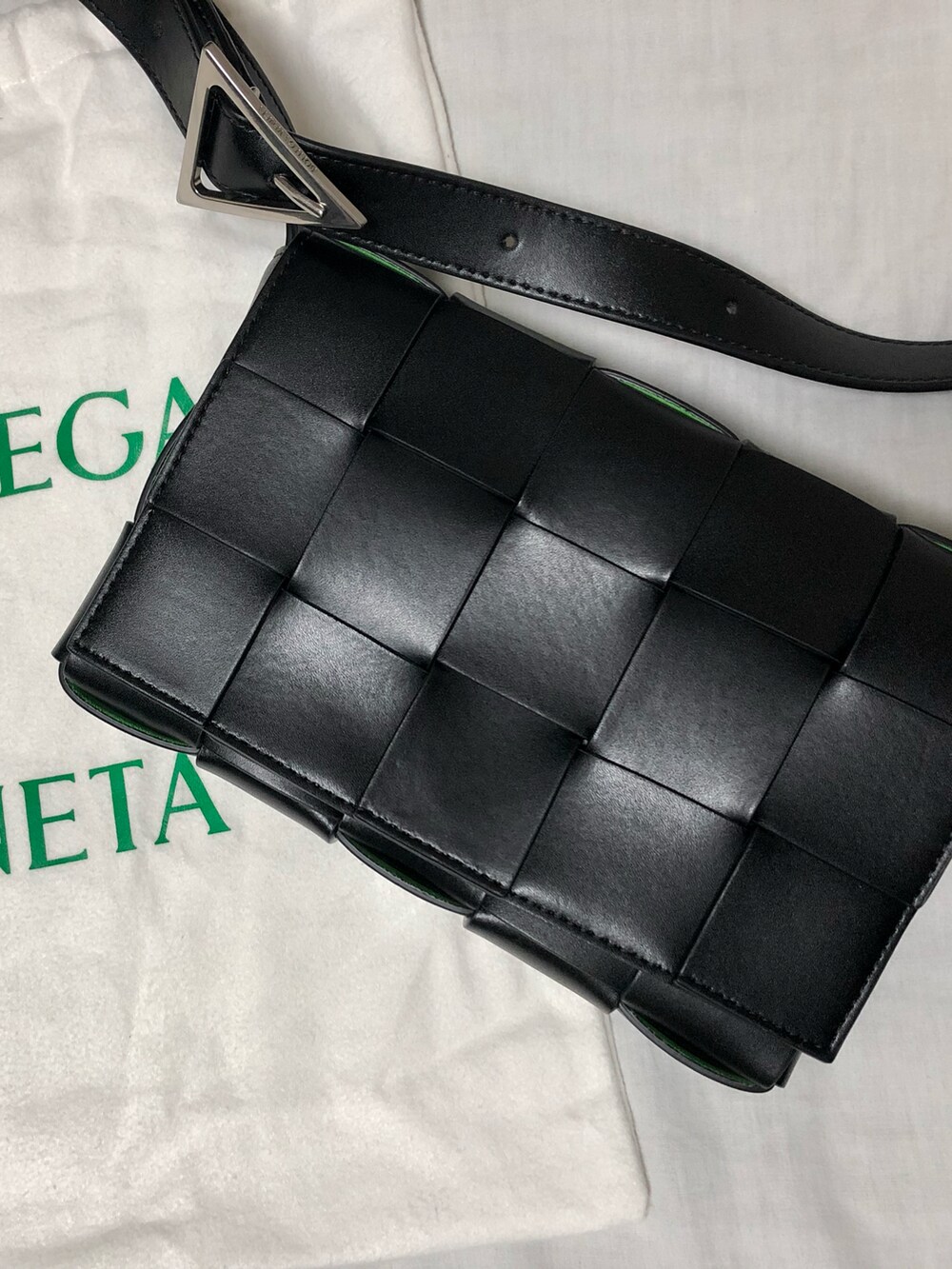 ブラック系のショルダーバッグを着用したメンズの秋コーディネートの2枚目の写真