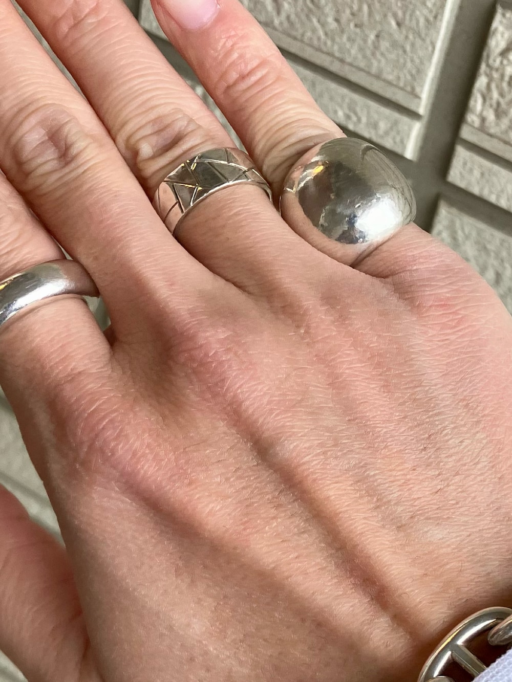 ブラック系のショルダーバッグ、ブルー系のデニムパンツ、ブラック系のライダースジャケットを着用したメンズの春コーディネートの3枚目の写真