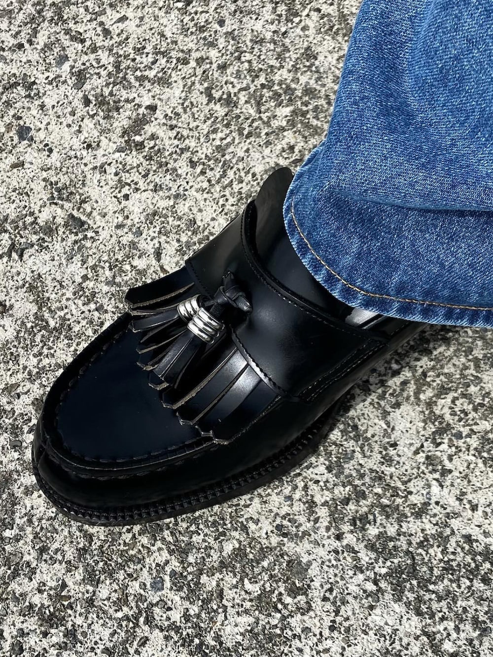 ブルー系のデニムジャケット、ブラック系のショルダーバッグ、ブルー系のデニムパンツを着用したメンズの春コーディネートの2枚目の写真