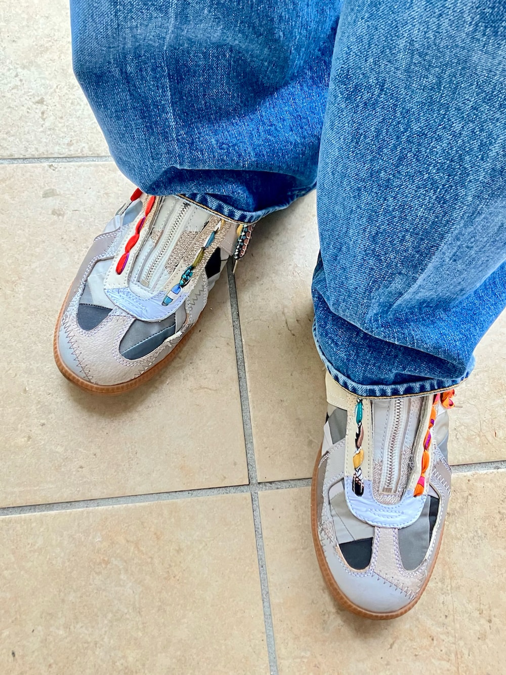 ブラック系のショルダーバッグ、ブルー系のデニムパンツ、ブラック系のライダースジャケットを着用したメンズの春コーディネートの2枚目の写真