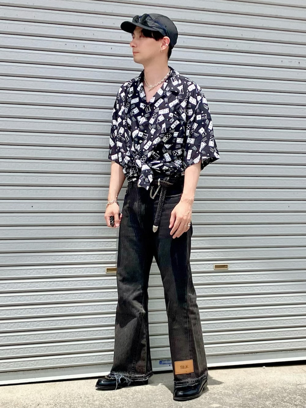 ブラック系のローファー、ブラック系のデニムパンツ、ブラック系のシャツ/ブラウスを着用したメンズの夏コーディネートの2枚目の写真